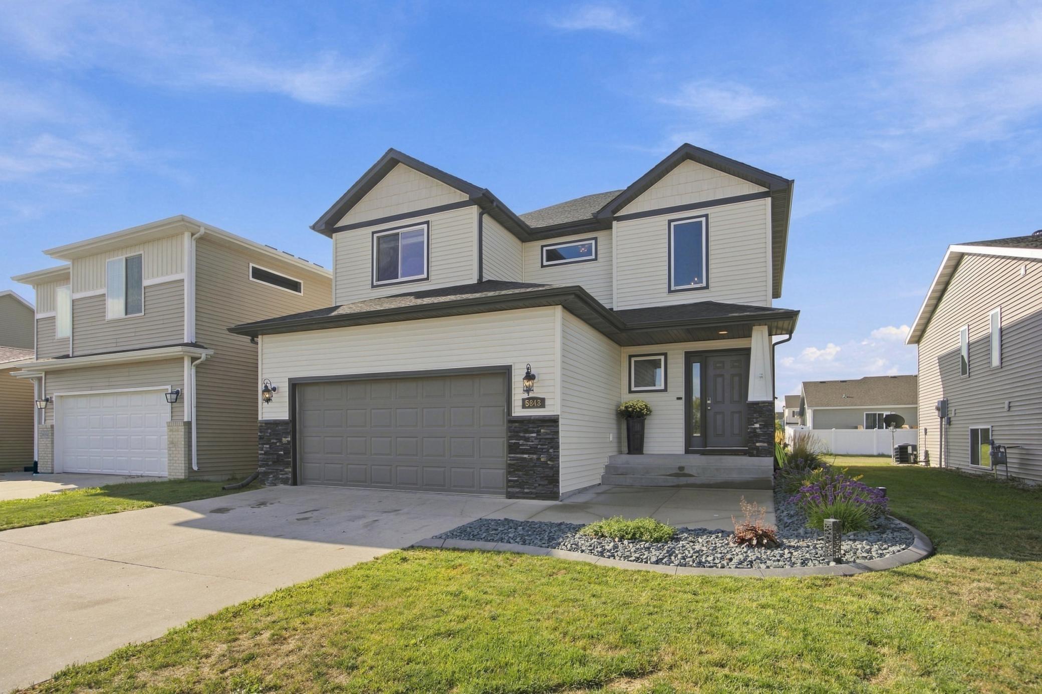 2014 single family home for sale at 5848 56th Avenue S in Fargo, ND — 3 bed, 3 bath (photo 2 of 26)