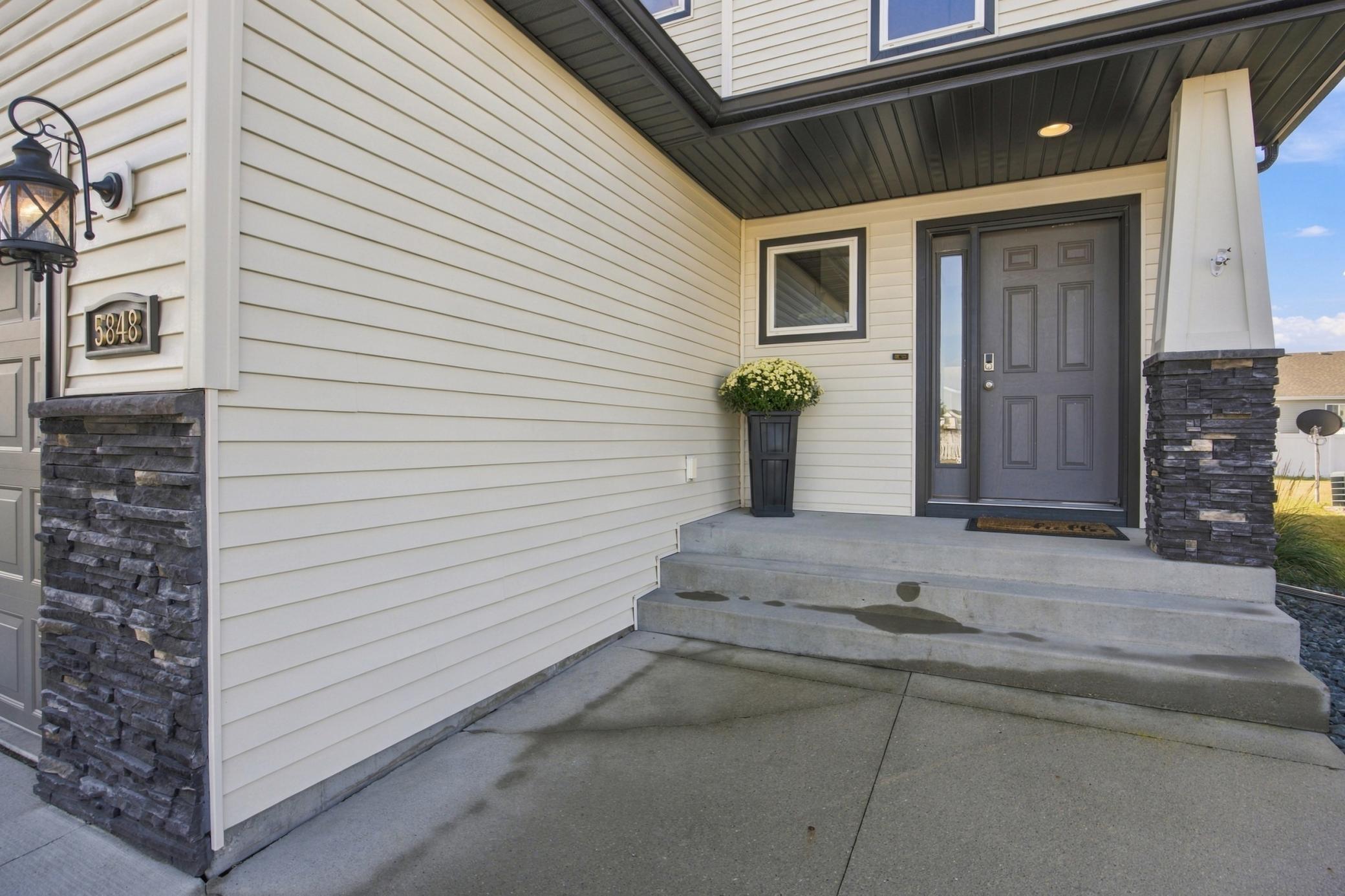 2014 single family home for sale at 5848 56th Avenue S in Fargo, ND — 3 bed, 3 bath (photo 3 of 26)
