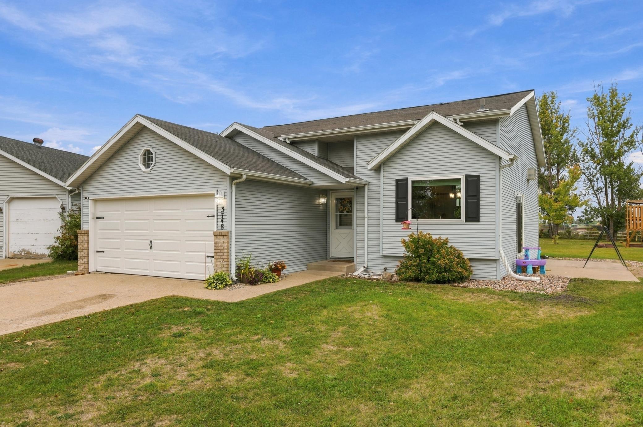 1995 single family home for sale at 3748 Village Green Circle in Moorhead, MN — 3 bed, 2 bath (photo 2 of 33)
