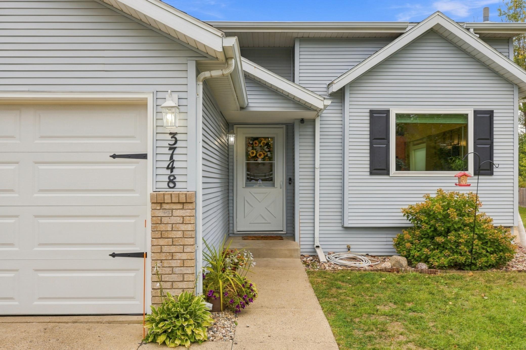1995 single family home for sale at 3748 Village Green Circle in Moorhead, MN — 3 bed, 2 bath (photo 3 of 33)
