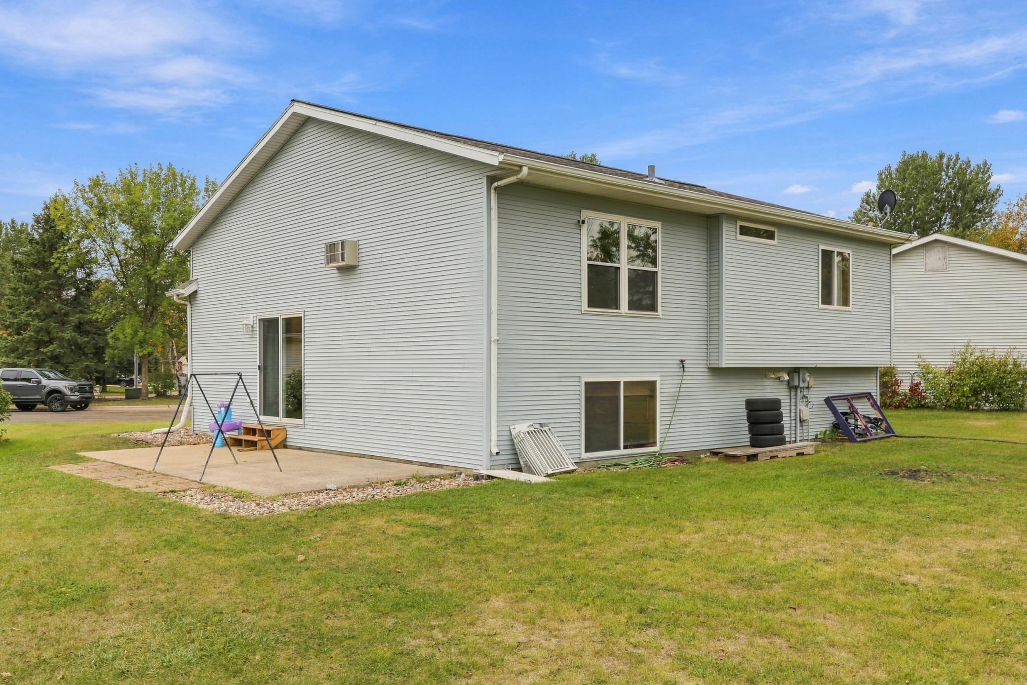 1995 single family home for sale at 3748 Village Green Circle in Moorhead, MN — 3 bed, 2 bath (photo 23 of 33)