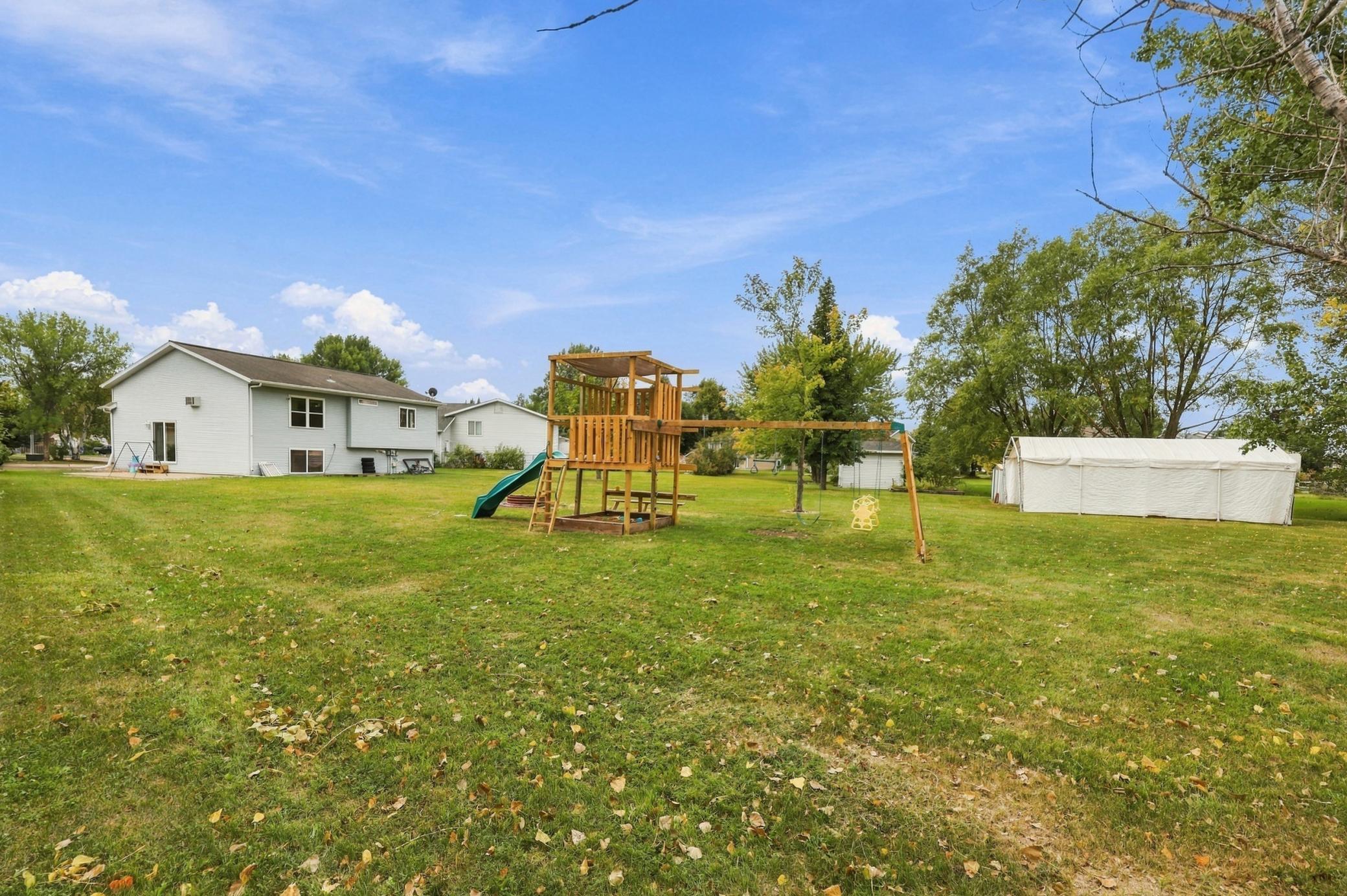 1995 single family home for sale at 3748 Village Green Circle in Moorhead, MN — 3 bed, 2 bath (photo 25 of 33)