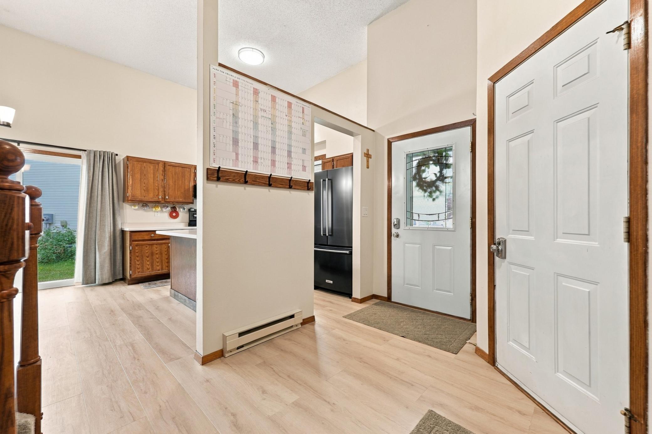 1995 single family home for sale at 3748 Village Green Circle in Moorhead, MN — 3 bed, 2 bath (photo 4 of 33)