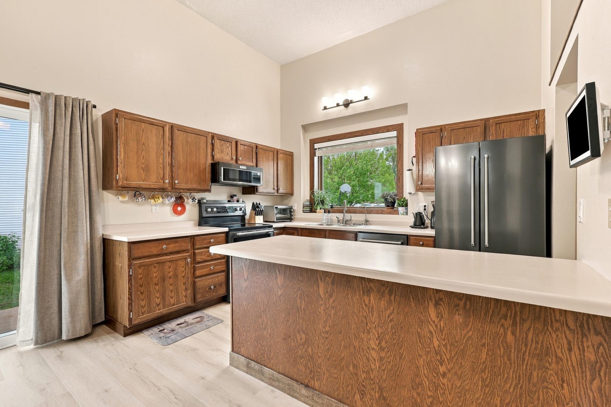 1995 single family home for sale at 3748 Village Green Circle in Moorhead, MN — 3 bed, 2 bath (photo 5 of 33)
