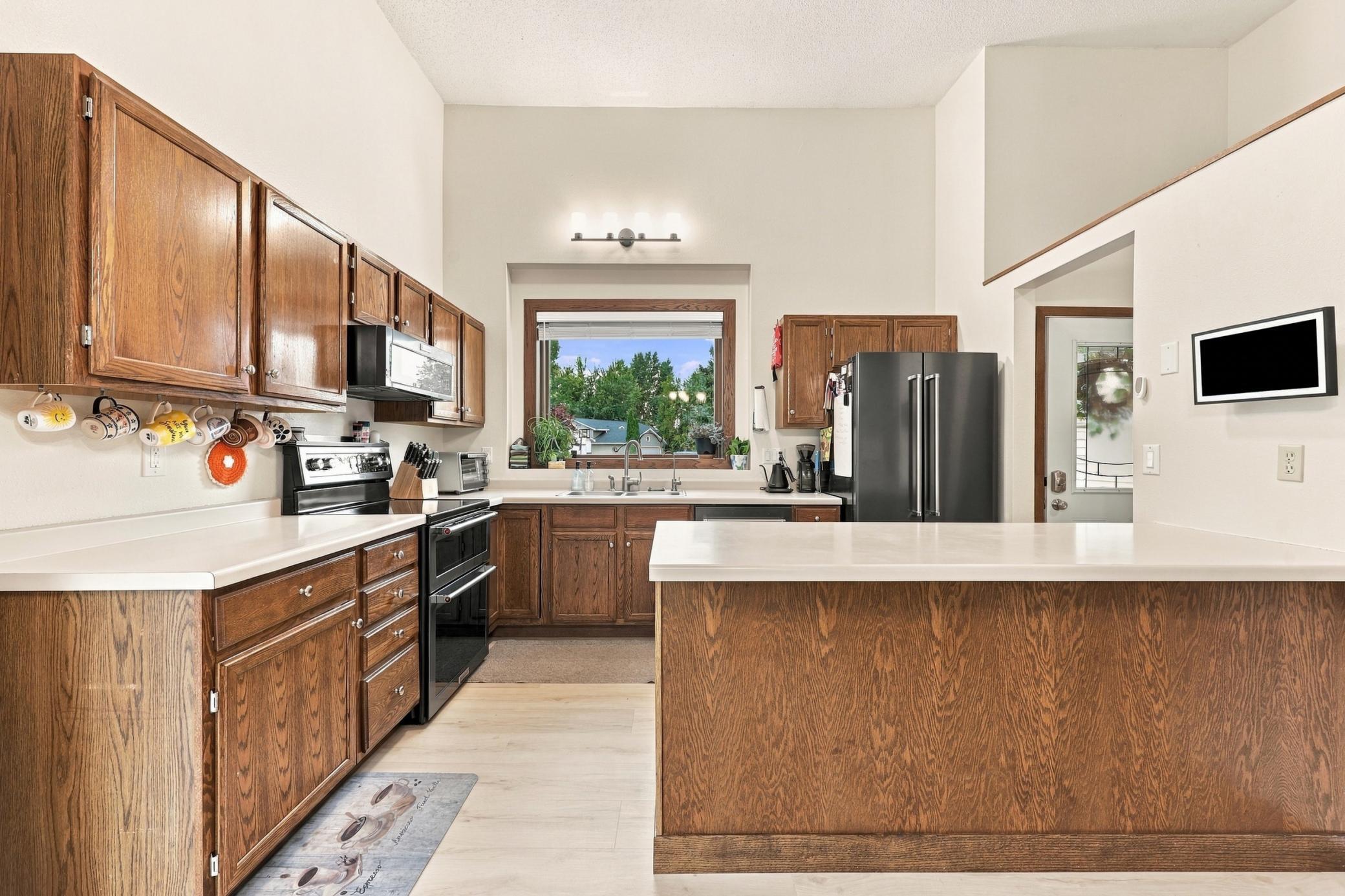 1995 single family home for sale at 3748 Village Green Circle in Moorhead, MN — 3 bed, 2 bath (photo 6 of 33)