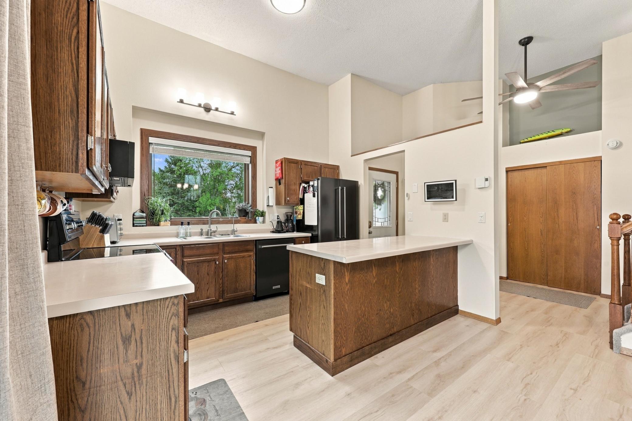 1995 single family home for sale at 3748 Village Green Circle in Moorhead, MN — 3 bed, 2 bath (photo 7 of 33)
