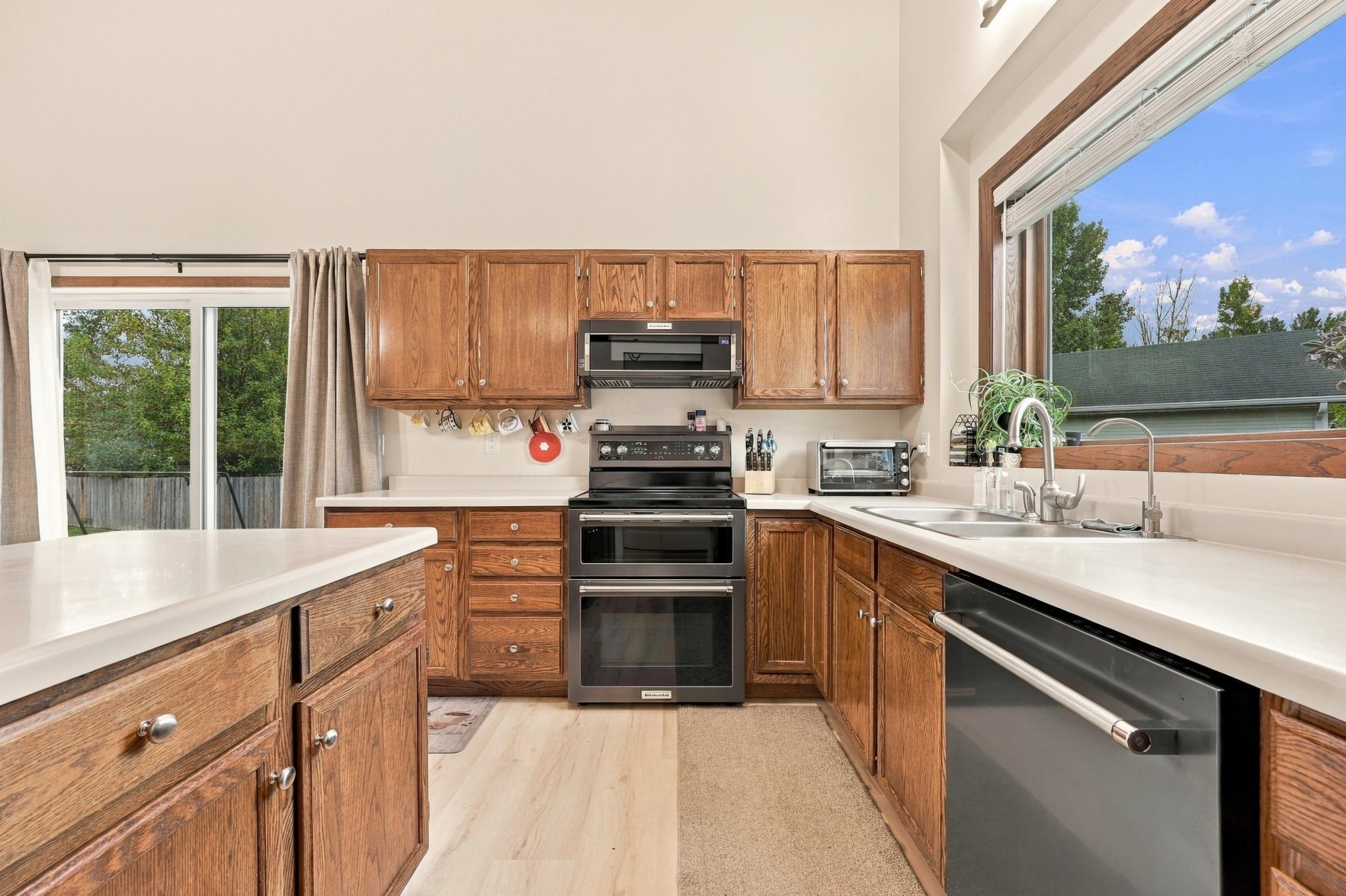 1995 single family home for sale at 3748 Village Green Circle in Moorhead, MN — 3 bed, 2 bath (photo 8 of 33)