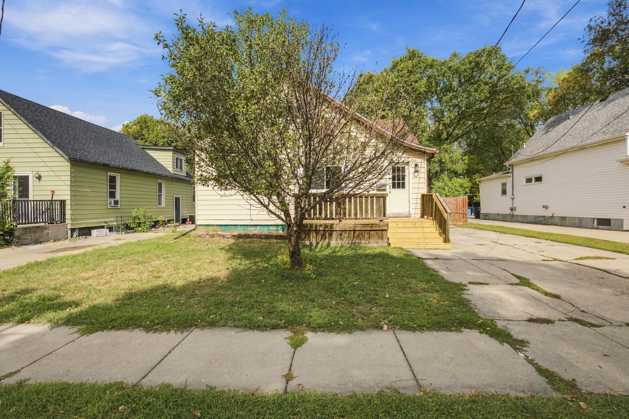 1890 single family home for sale at 1809 5th Avenue S in Fargo, ND — 7 bed, 2 bath (photo 2 of 51)