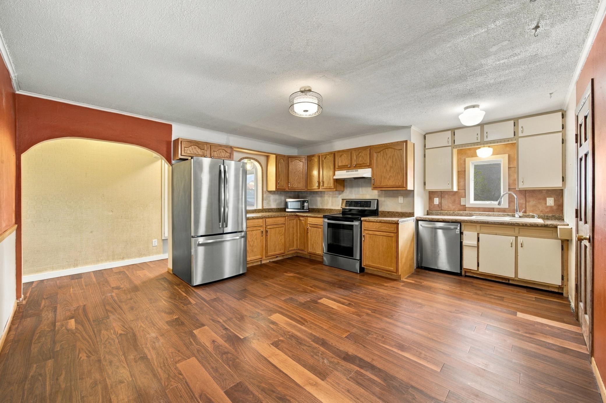 1890 single family home for sale at 1809 5th Avenue S in Fargo, ND — 7 bed, 2 bath (photo 11 of 51)