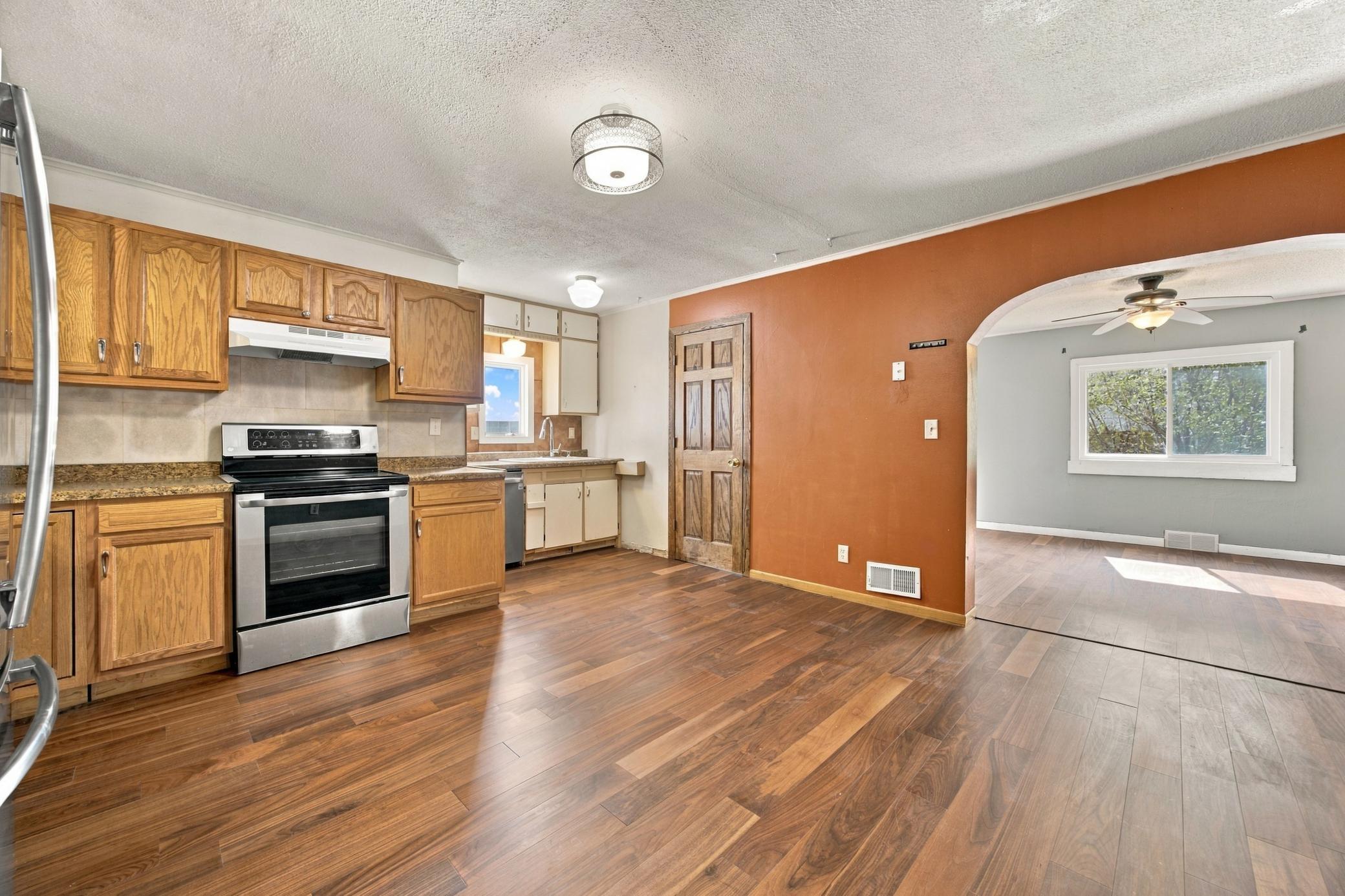 1890 single family home for sale at 1809 5th Avenue S in Fargo, ND — 7 bed, 2 bath (photo 12 of 51)