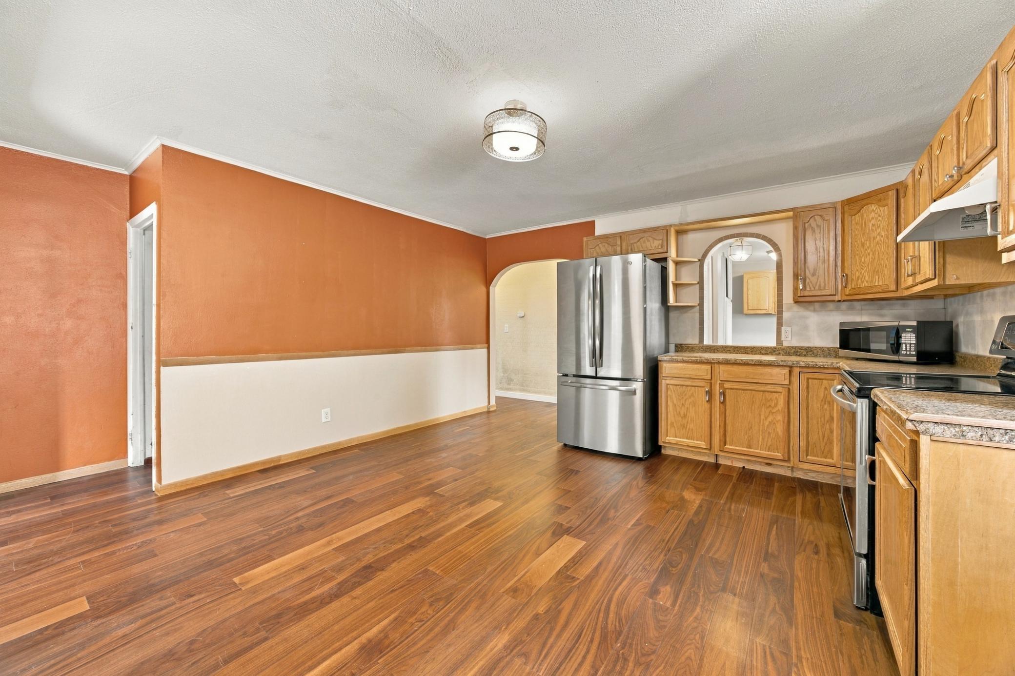 1890 single family home for sale at 1809 5th Avenue S in Fargo, ND — 7 bed, 2 bath (photo 15 of 51)