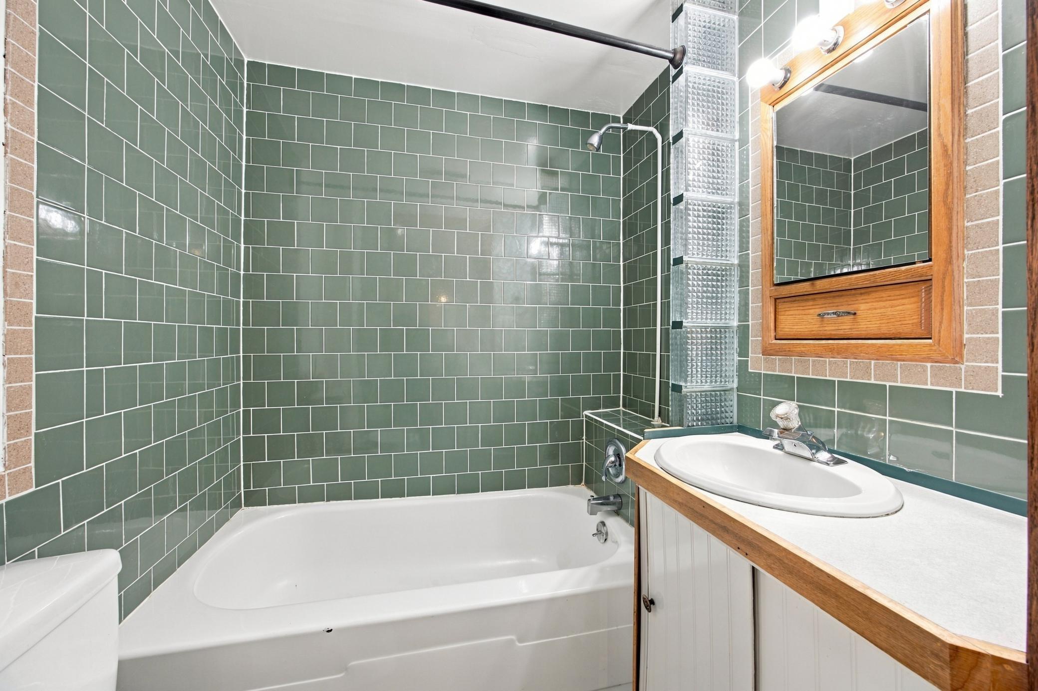 1890 single family home for sale at 1809 5th Avenue S in Fargo, ND — 7 bed, 2 bath (photo 16 of 51)