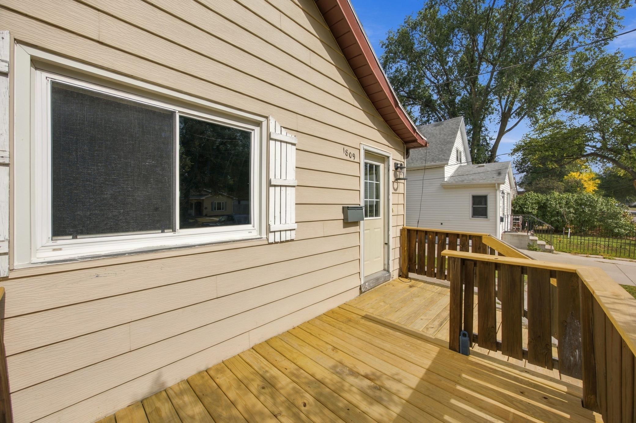 1890 single family home for sale at 1809 5th Avenue S in Fargo, ND — 7 bed, 2 bath (photo 3 of 51)