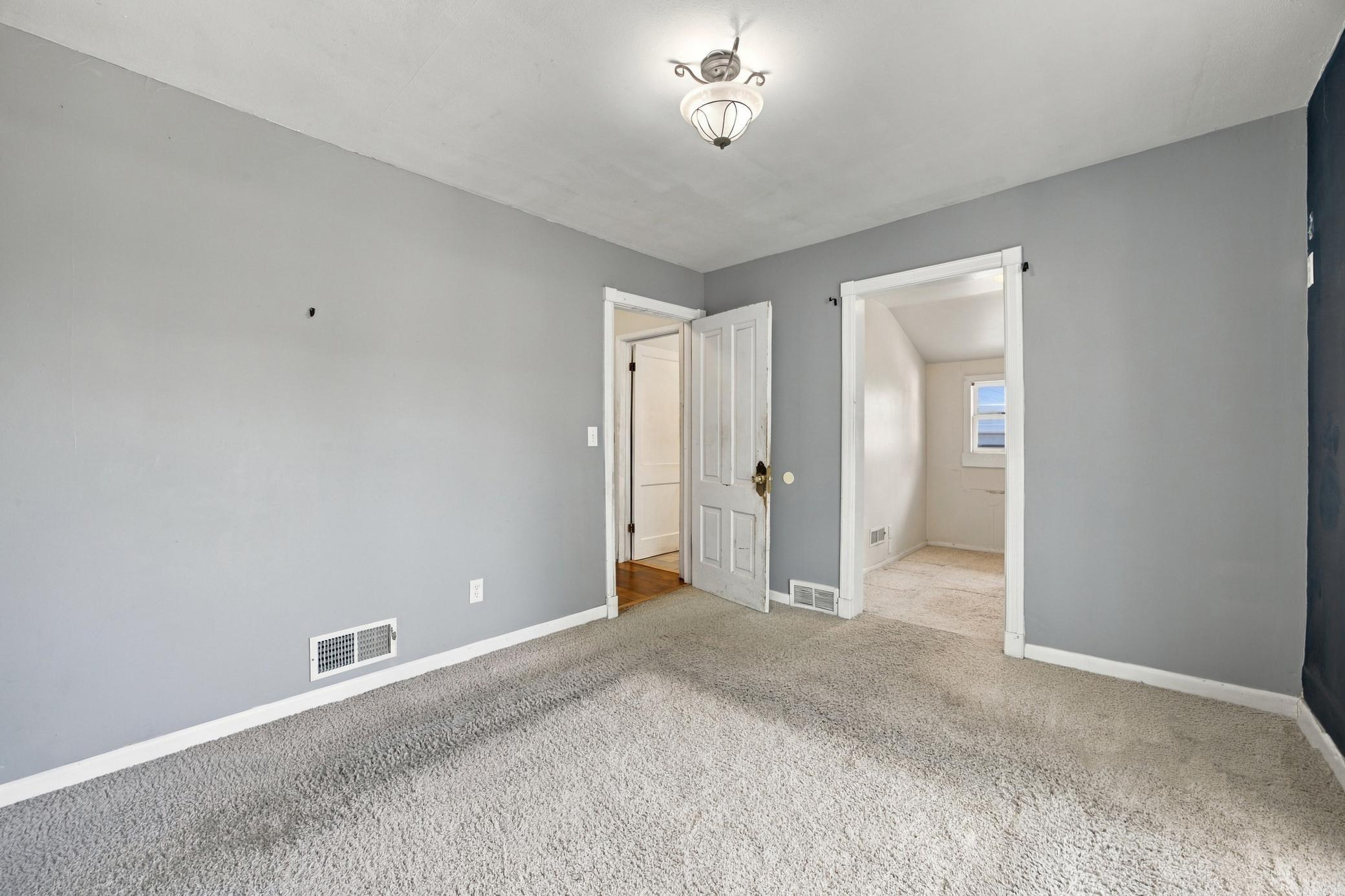 1890 single family home for sale at 1809 5th Avenue S in Fargo, ND — 7 bed, 2 bath (photo 21 of 51)