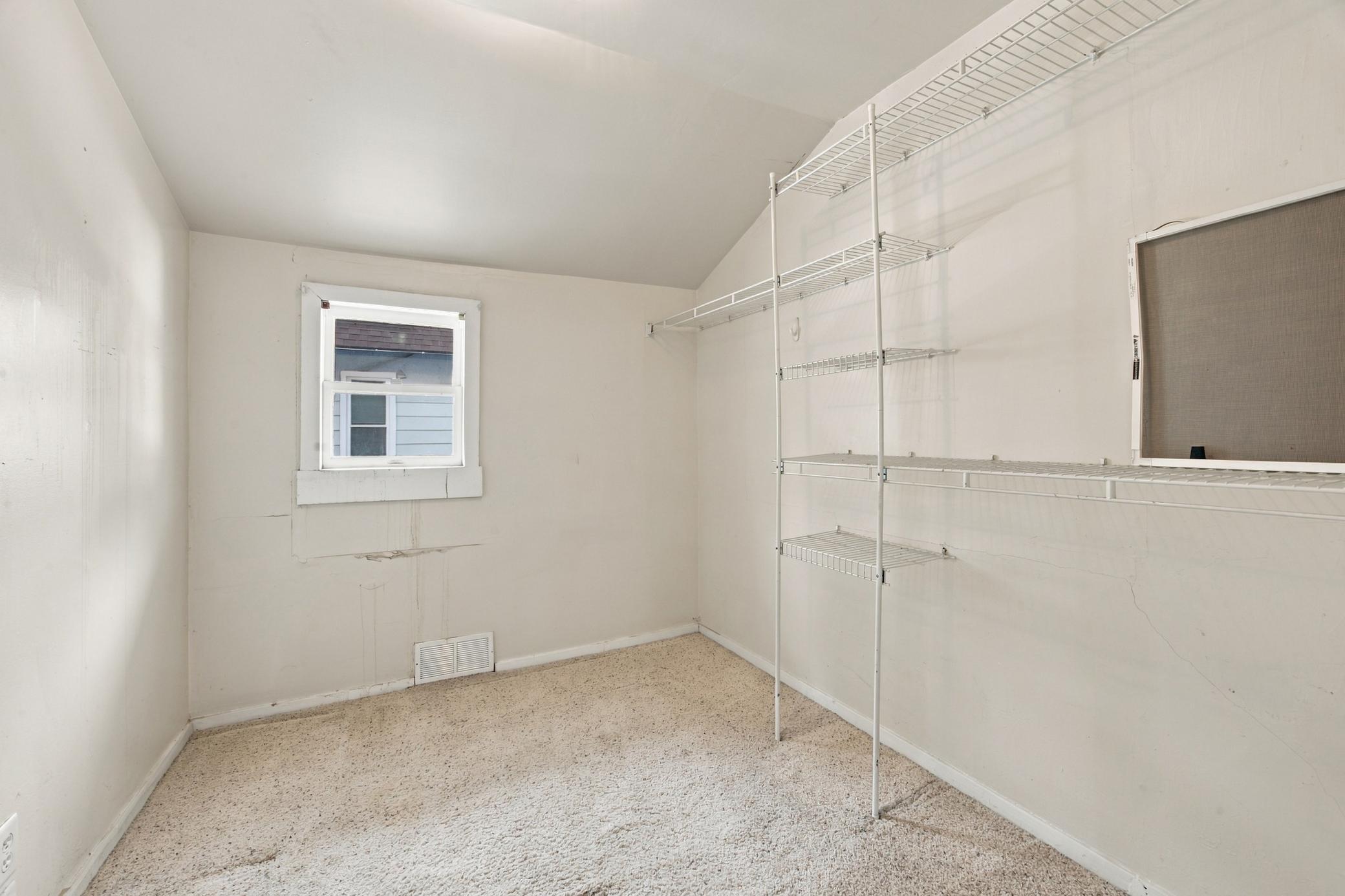 1890 single family home for sale at 1809 5th Avenue S in Fargo, ND — 7 bed, 2 bath (photo 22 of 51)