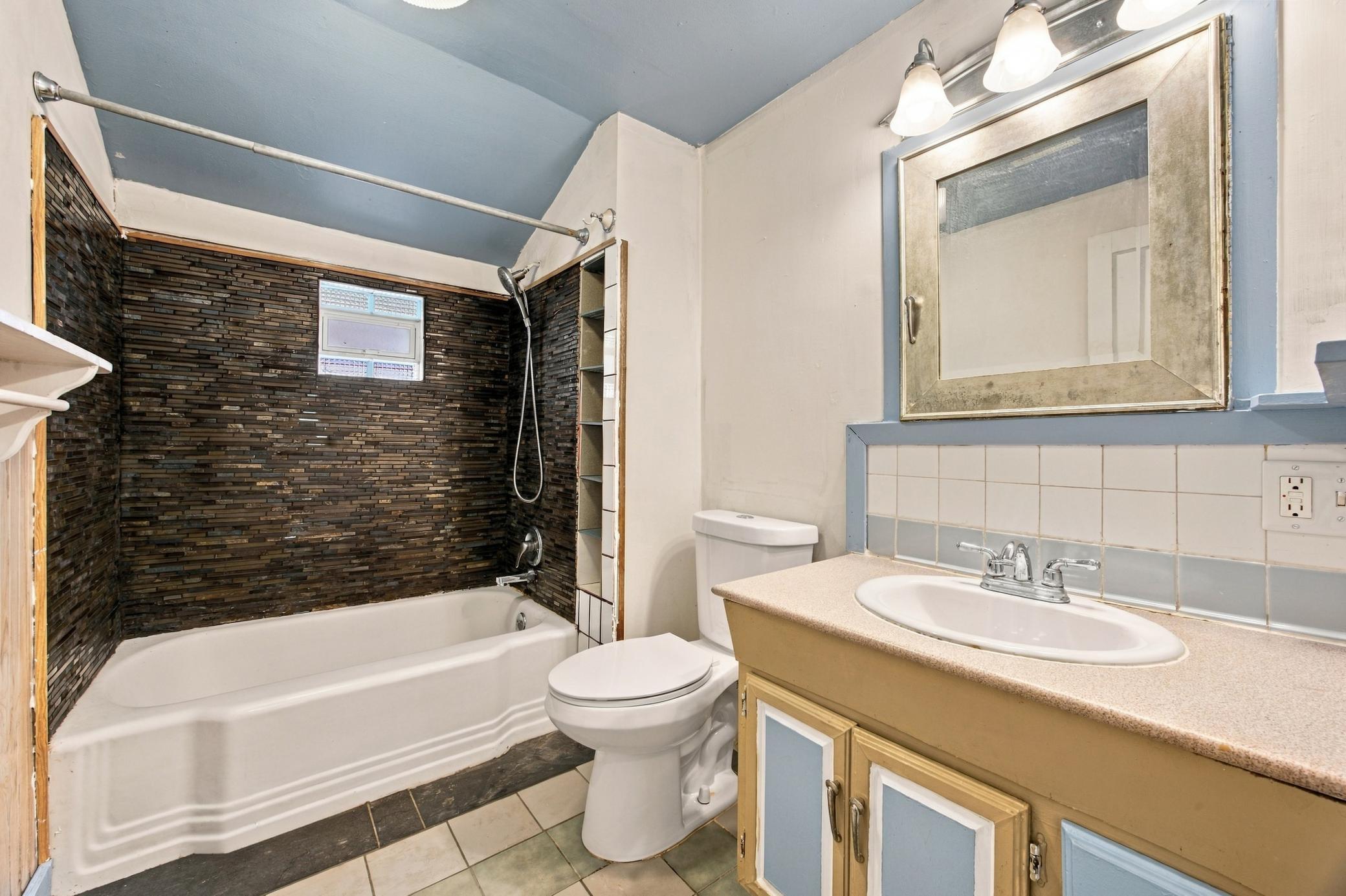 1890 single family home for sale at 1809 5th Avenue S in Fargo, ND — 7 bed, 2 bath (photo 25 of 51)