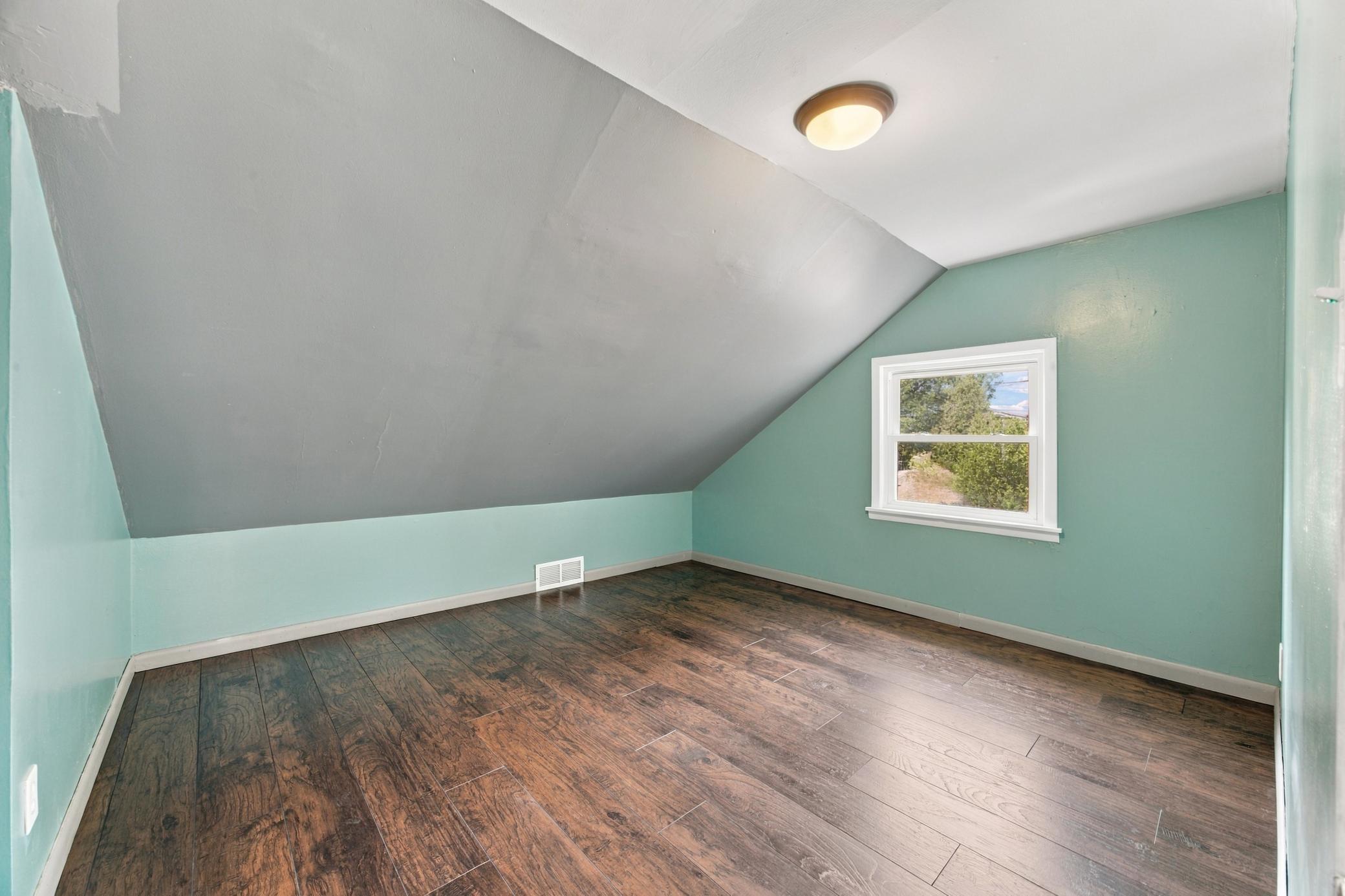 1890 single family home for sale at 1809 5th Avenue S in Fargo, ND — 7 bed, 2 bath (photo 28 of 51)