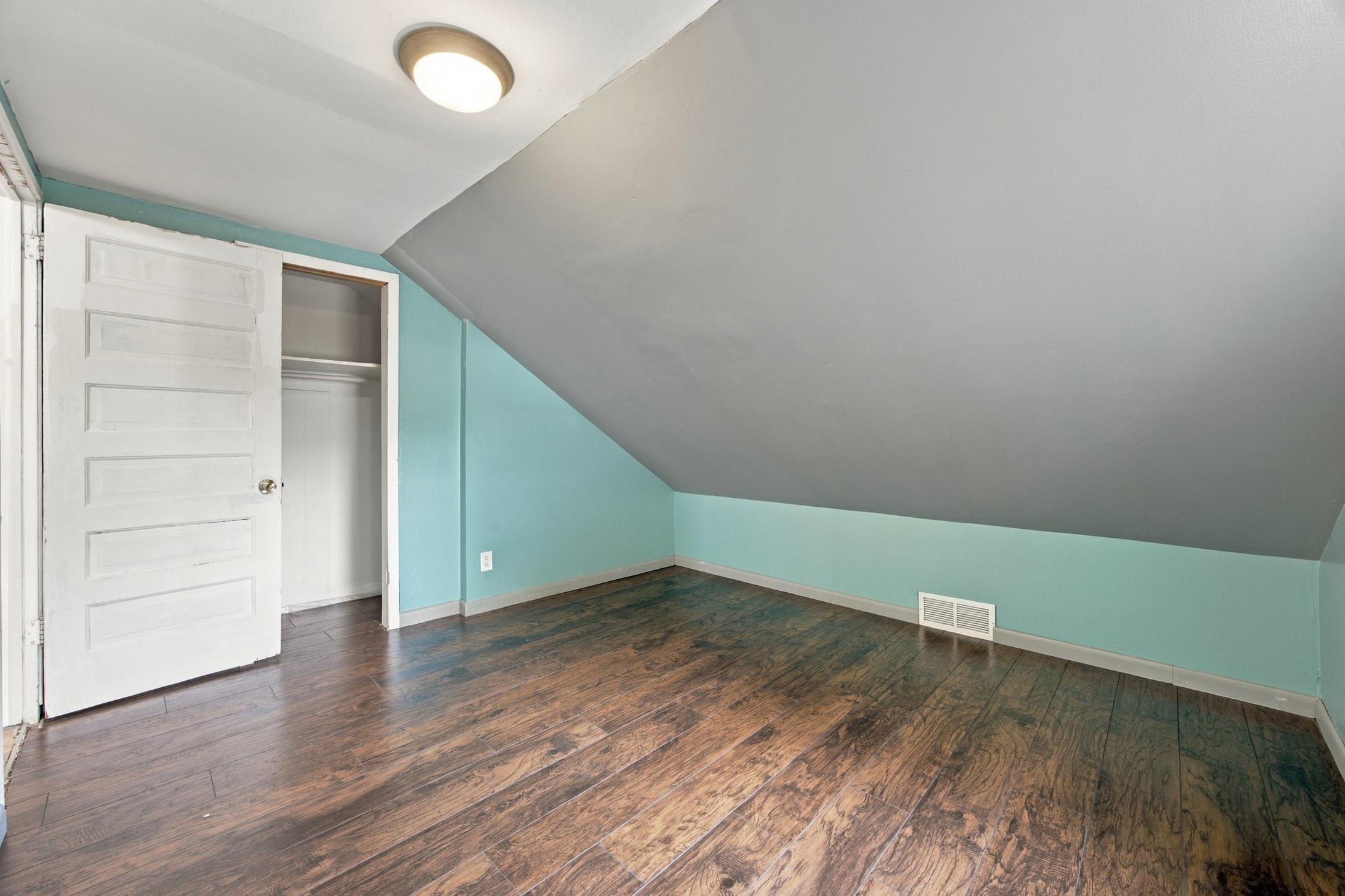 1890 single family home for sale at 1809 5th Avenue S in Fargo, ND — 7 bed, 2 bath (photo 29 of 51)