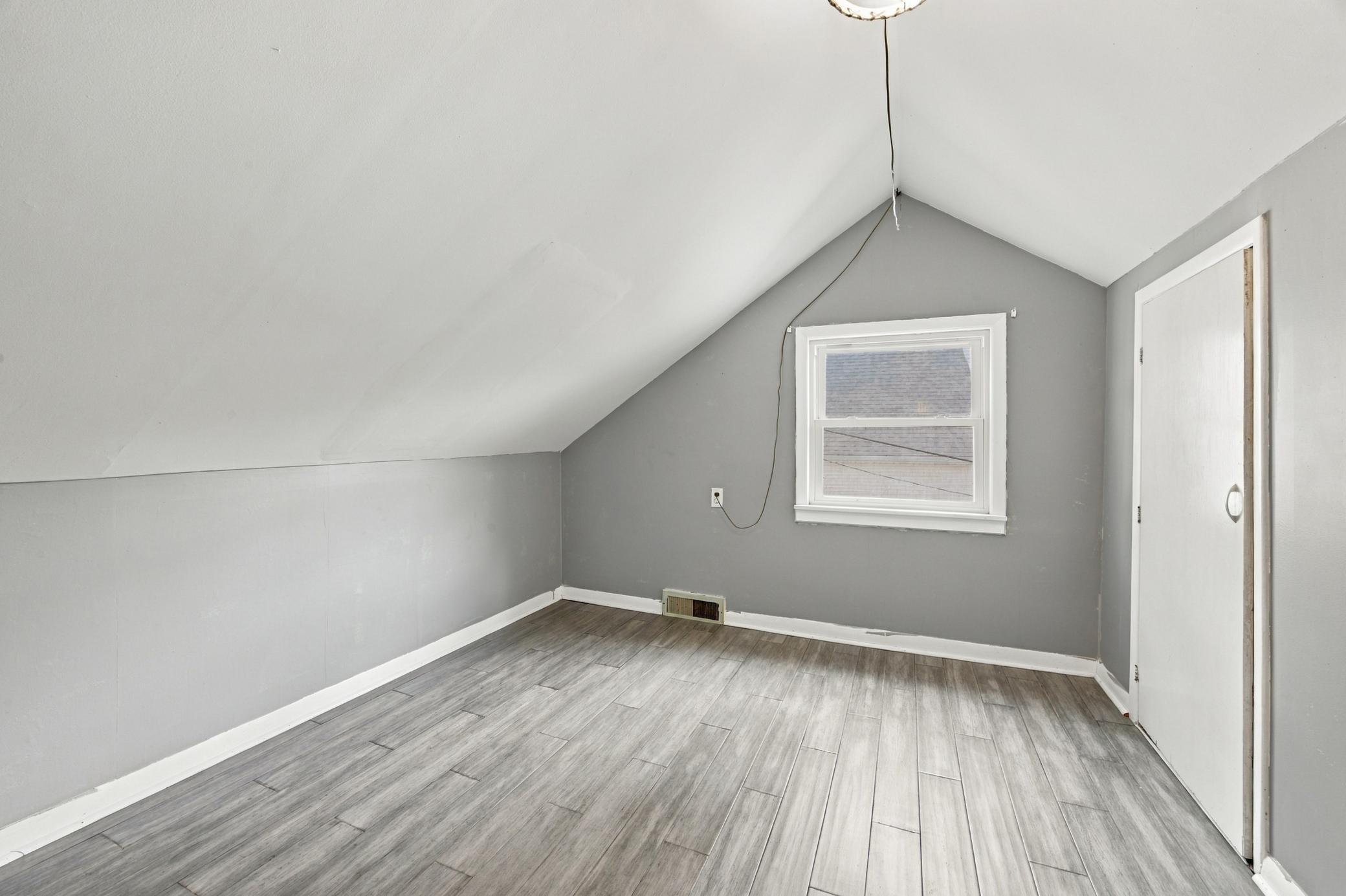 1890 single family home for sale at 1809 5th Avenue S in Fargo, ND — 7 bed, 2 bath (photo 30 of 51)