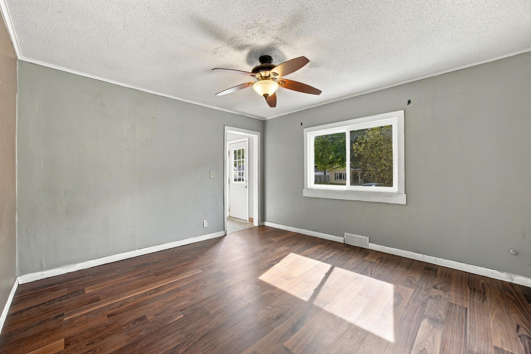 1890 single family home for sale at 1809 5th Avenue S in Fargo, ND — 7 bed, 2 bath (photo 7 of 51)