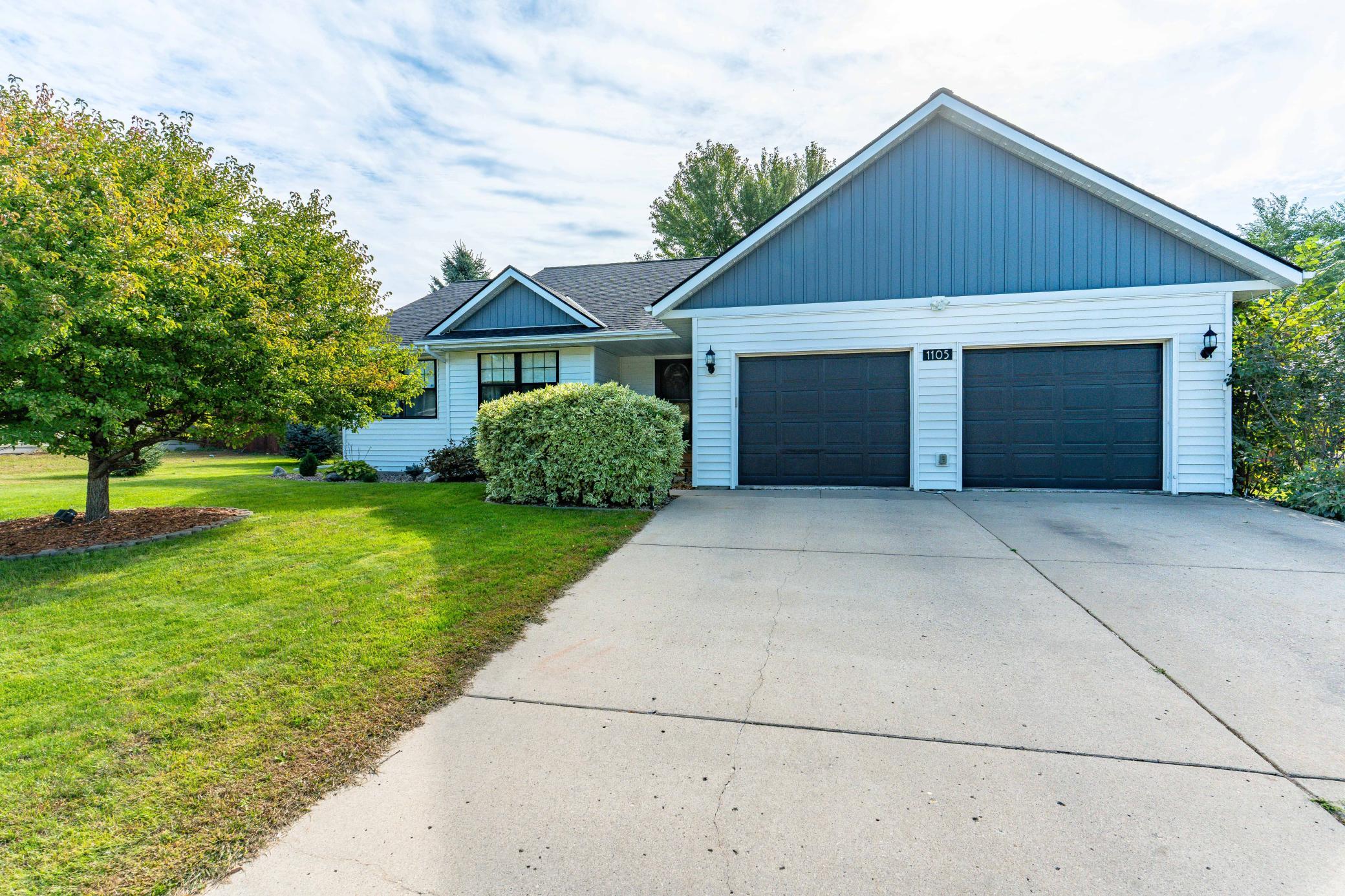 2002 single family home for sale at 1105 Madisson Street in Alexandria, MN — 4 bed, 3 bath (photo 2 of 53)