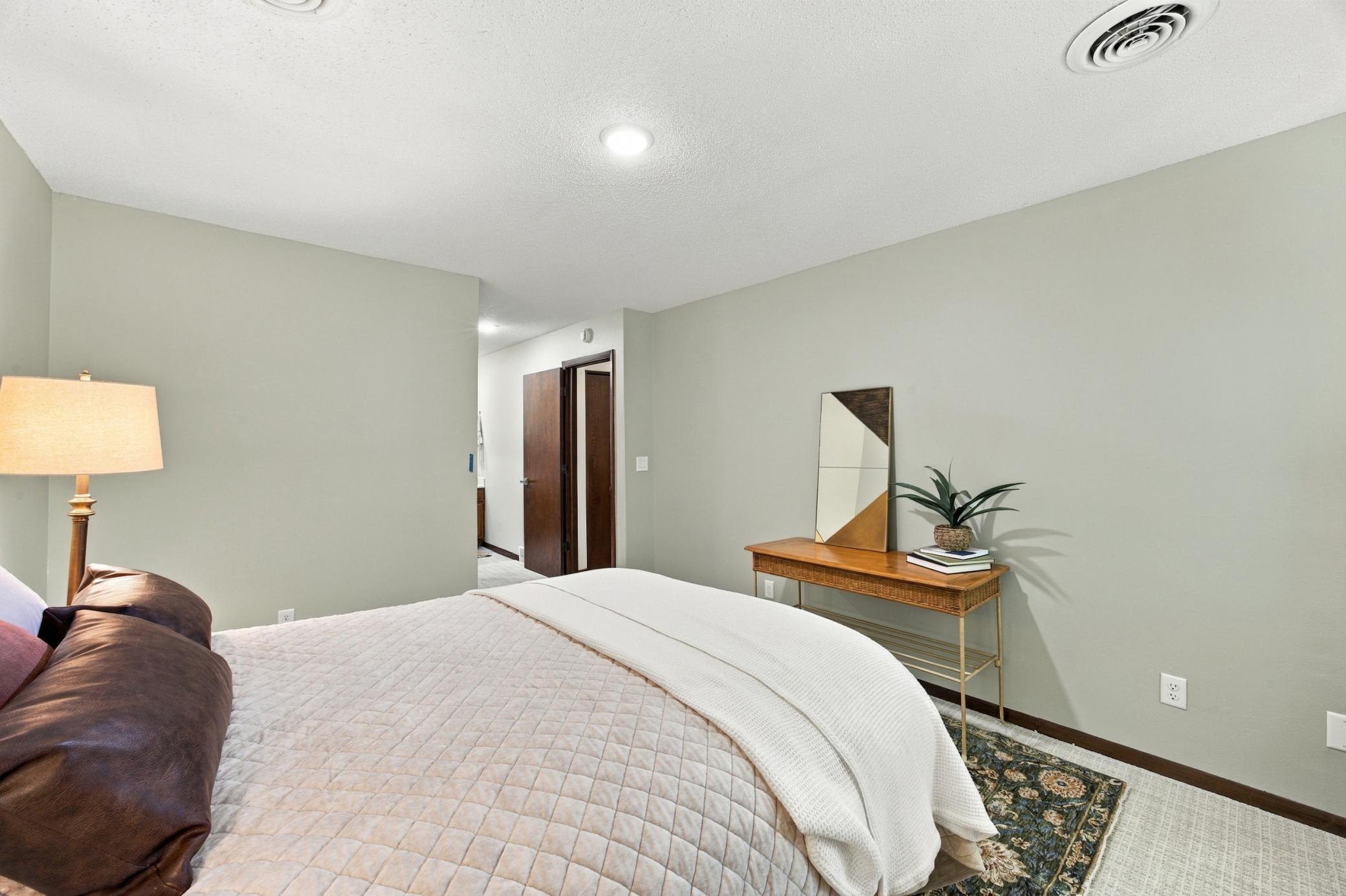 1977 condo for sale at 3237 17th Avenue S, Unit 204 in Fargo, ND — 2 bed, 2 bath (photo 13 of 32)
