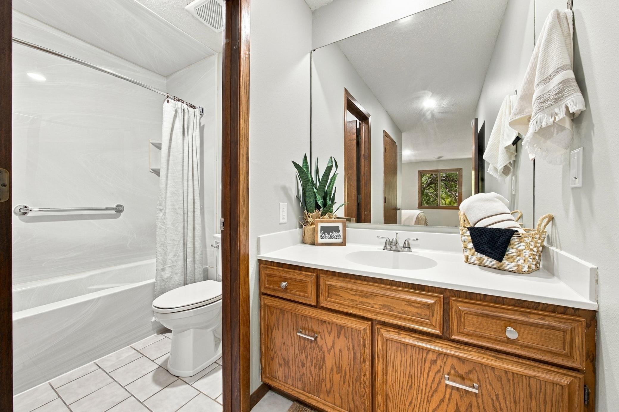 1977 condo for sale at 3237 17th Avenue S, Unit 204 in Fargo, ND — 2 bed, 2 bath (photo 15 of 32)