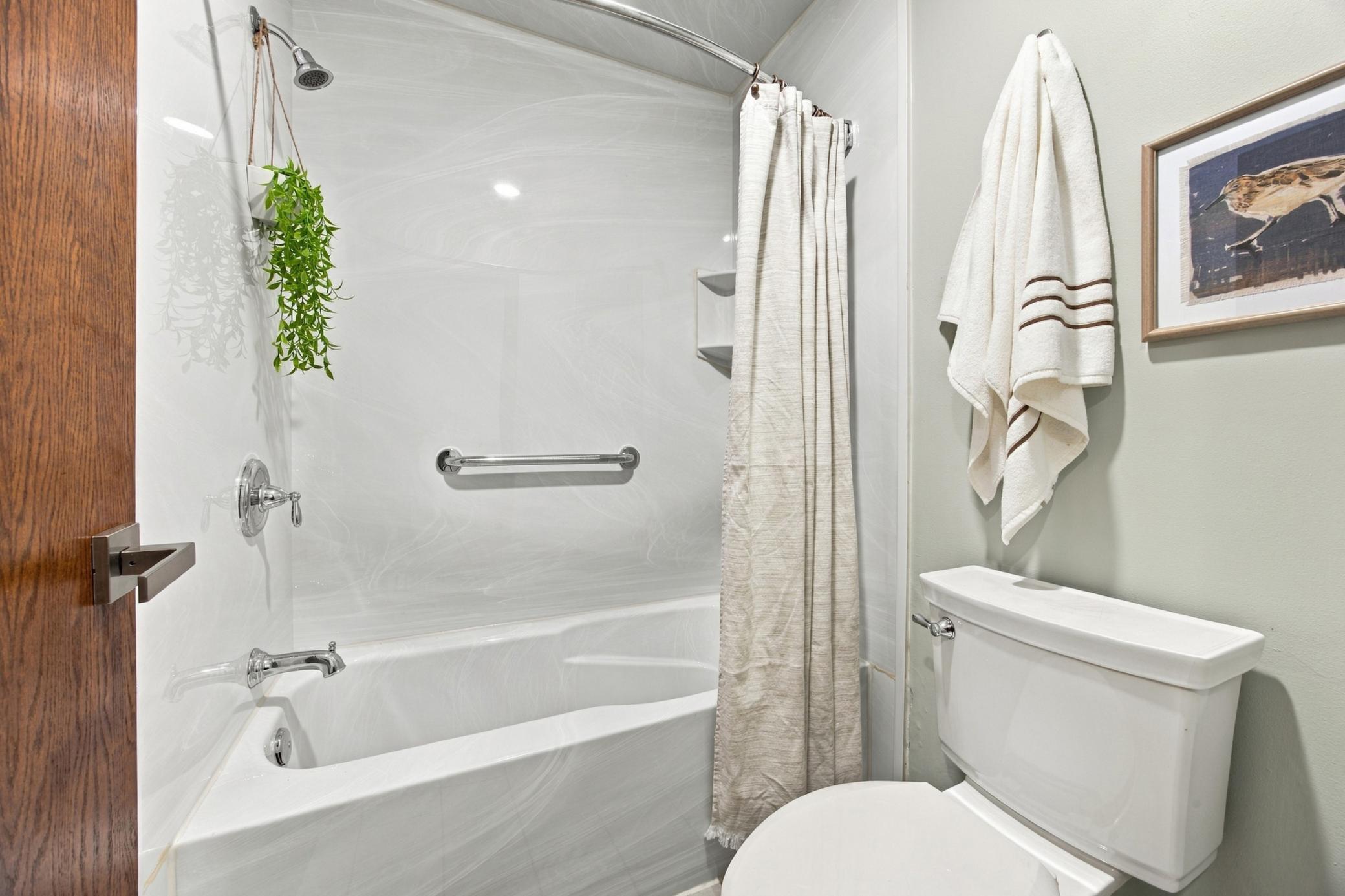 1977 condo for sale at 3237 17th Avenue S, Unit 204 in Fargo, ND — 2 bed, 2 bath (photo 16 of 32)
