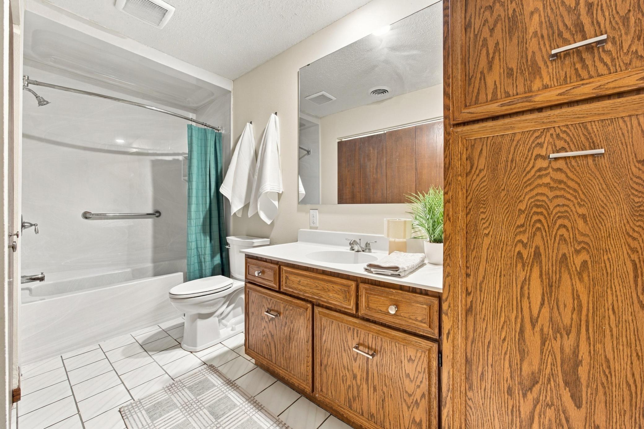1977 condo for sale at 3237 17th Avenue S, Unit 204 in Fargo, ND — 2 bed, 2 bath (photo 19 of 32)