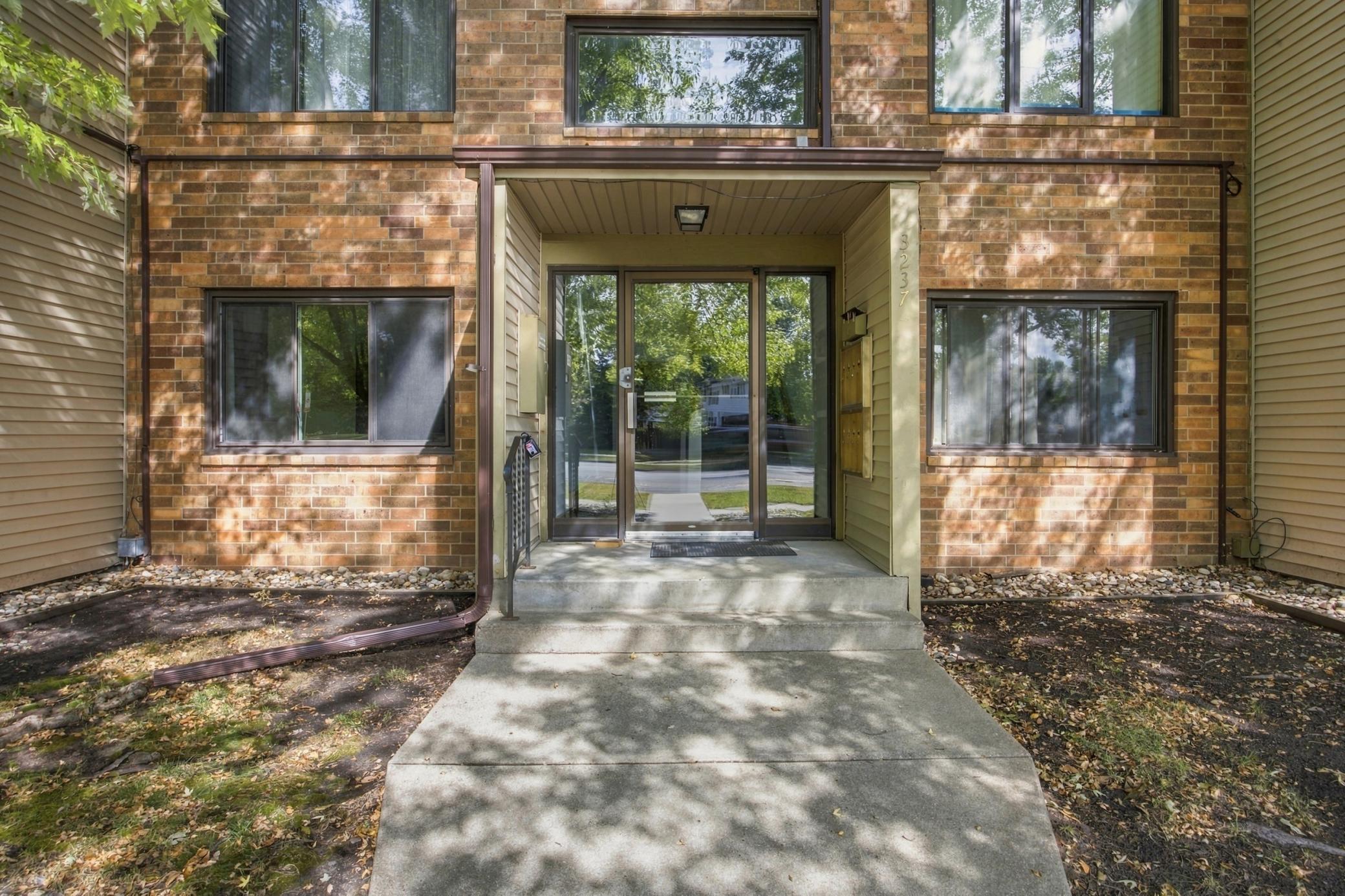 1977 condo for sale at 3237 17th Avenue S, Unit 204 in Fargo, ND — 2 bed, 2 bath (photo 25 of 32)