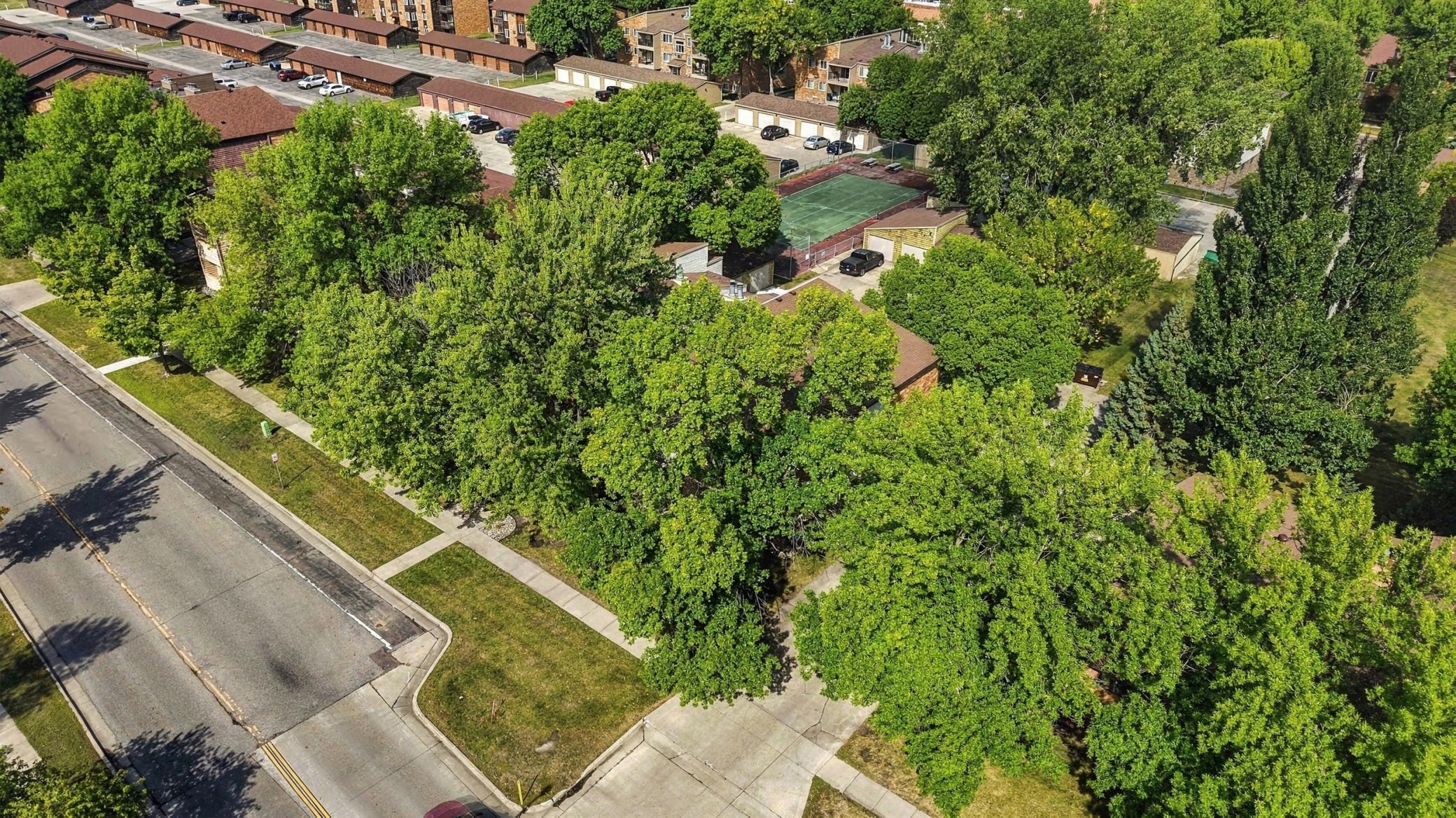 1977 condo for sale at 3237 17th Avenue S, Unit 204 in Fargo, ND — 2 bed, 2 bath (photo 30 of 32)