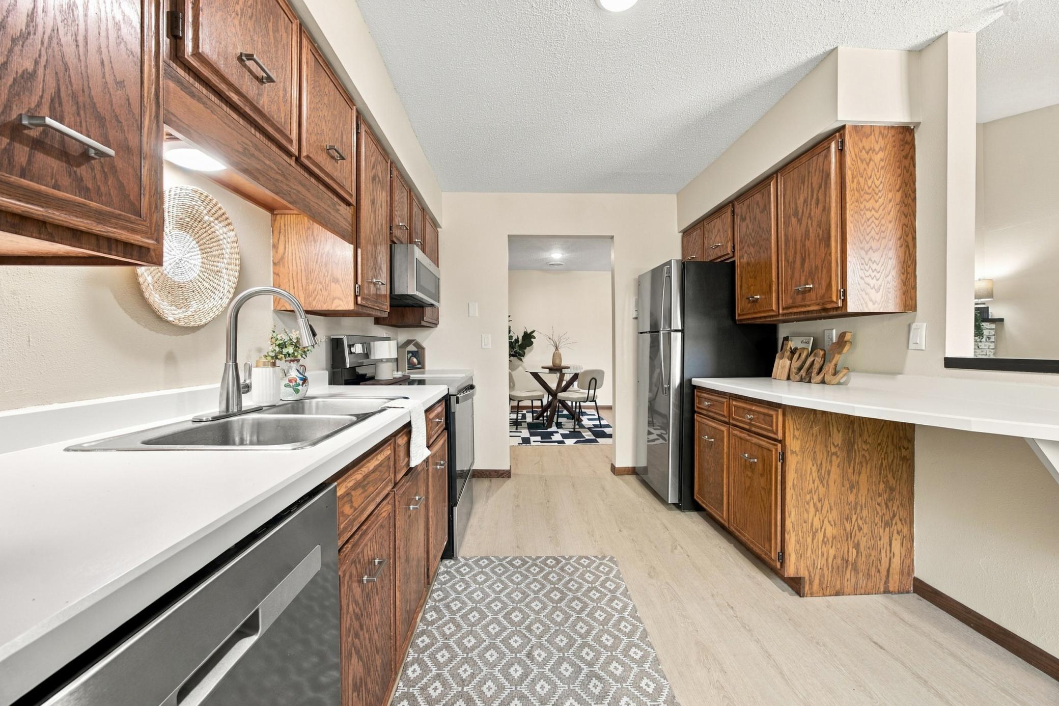 1977 condo for sale at 3237 17th Avenue S, Unit 204 in Fargo, ND — 2 bed, 2 bath (photo 6 of 32)
