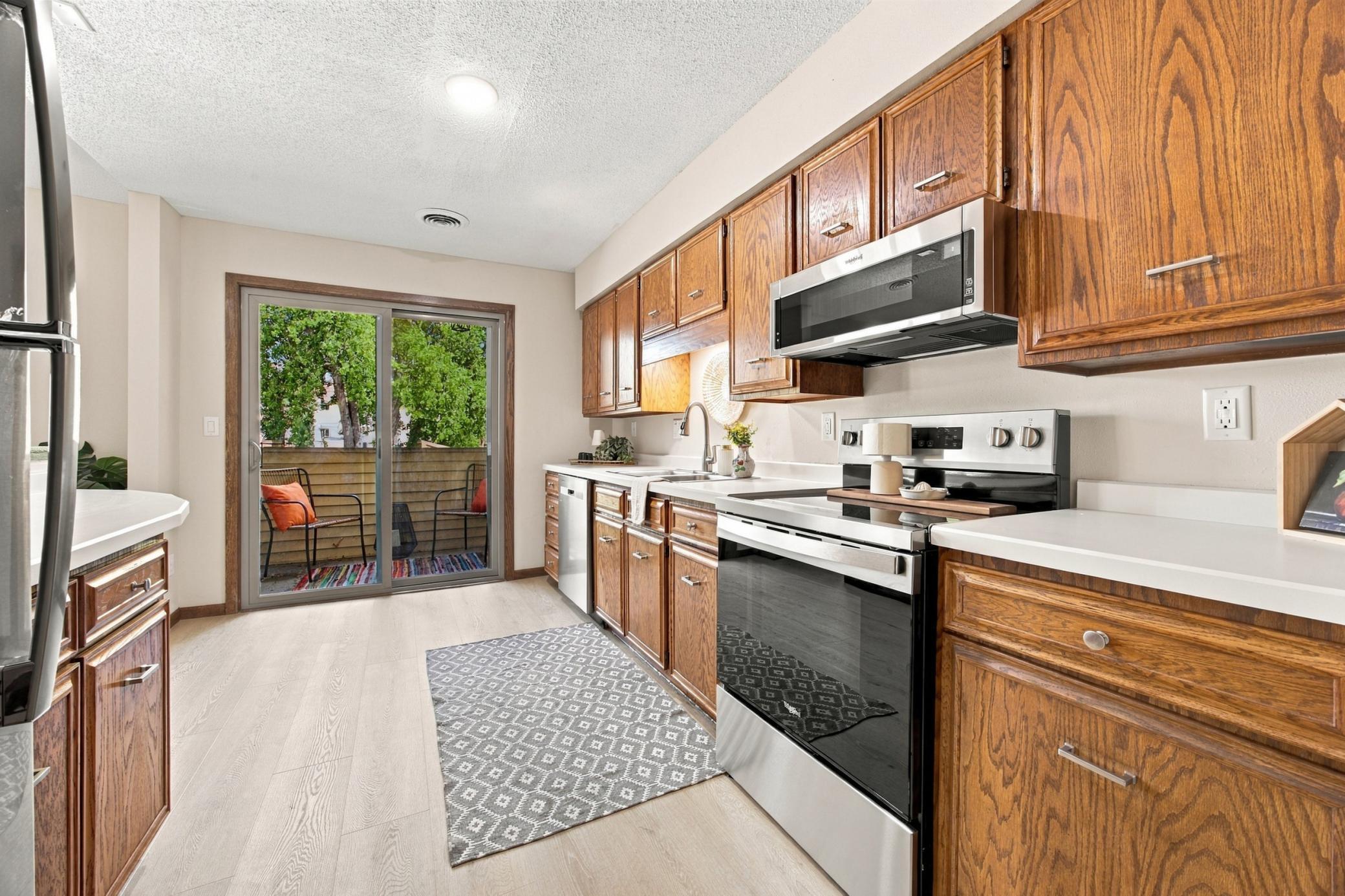 1977 condo for sale at 3237 17th Avenue S, Unit 204 in Fargo, ND — 2 bed, 2 bath (photo 8 of 32)