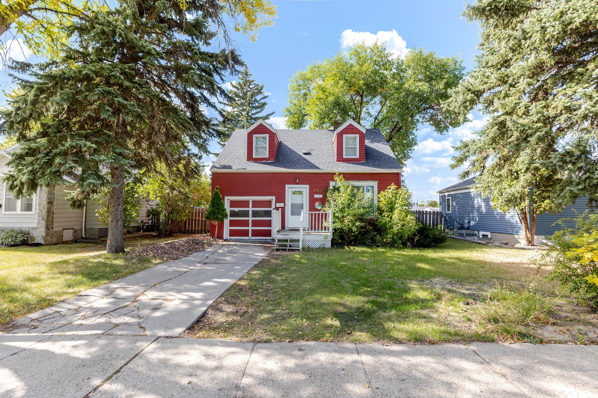 1946 single family home for sale at 1638 9th Street N in Fargo, ND — 5 bed, 2 bath (photo 2 of 41)