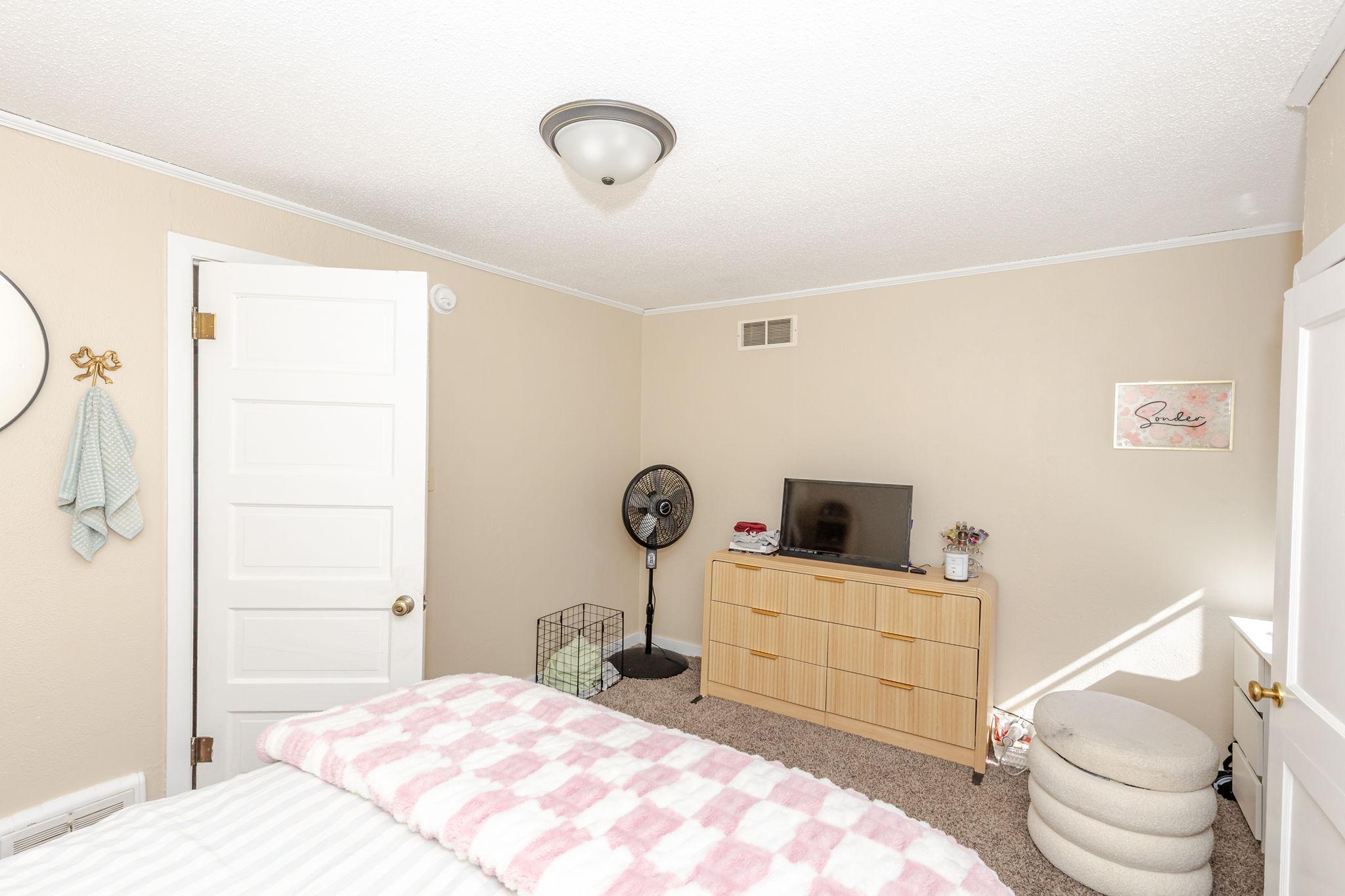 1946 single family home for sale at 1638 9th Street N in Fargo, ND — 5 bed, 2 bath (photo 18 of 41)