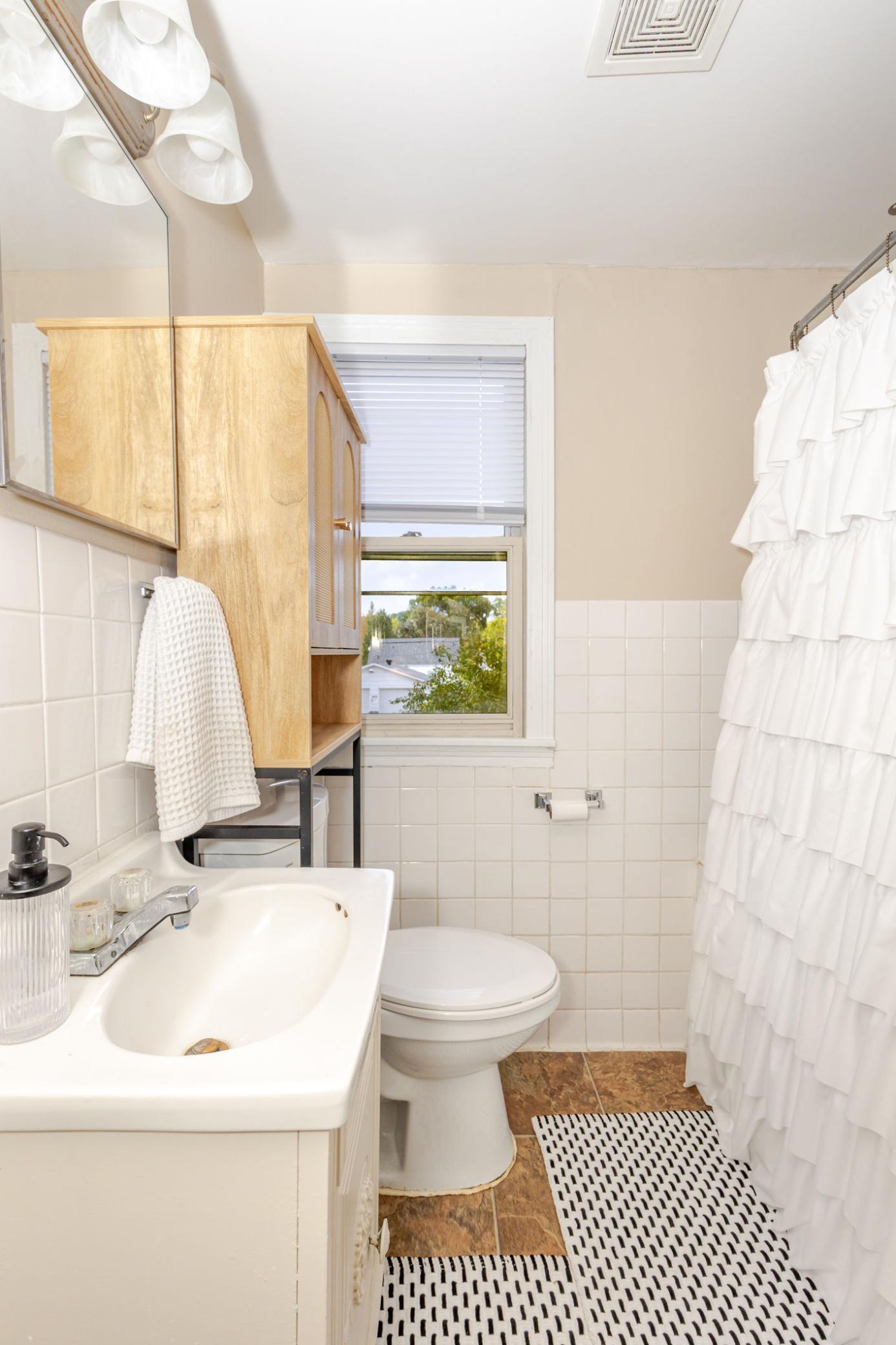 1946 single family home for sale at 1638 9th Street N in Fargo, ND — 5 bed, 2 bath (photo 23 of 41)