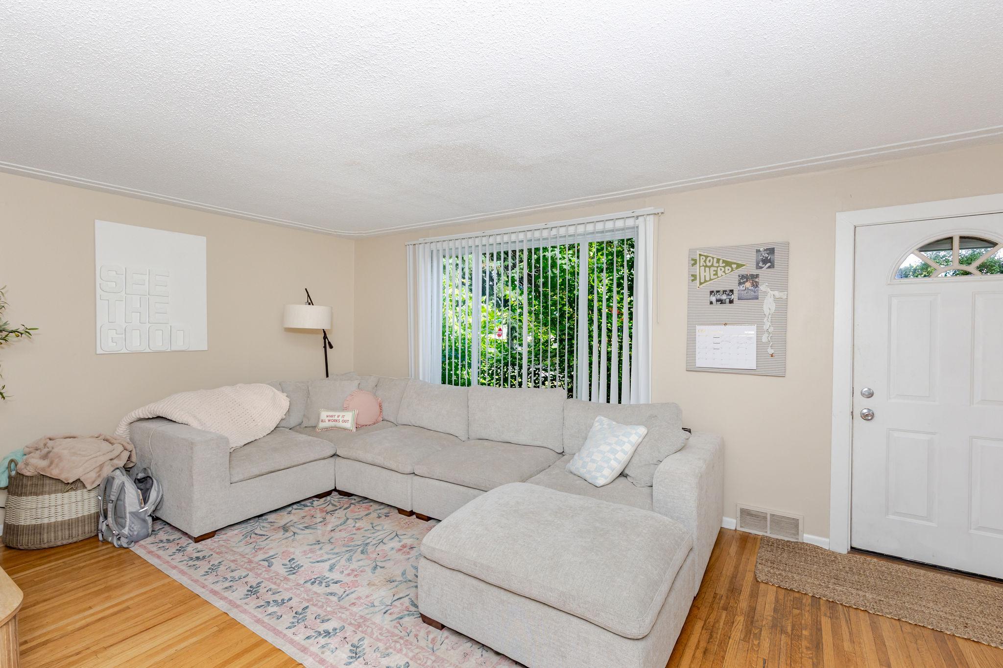 1946 single family home for sale at 1638 9th Street N in Fargo, ND — 5 bed, 2 bath (photo 4 of 41)