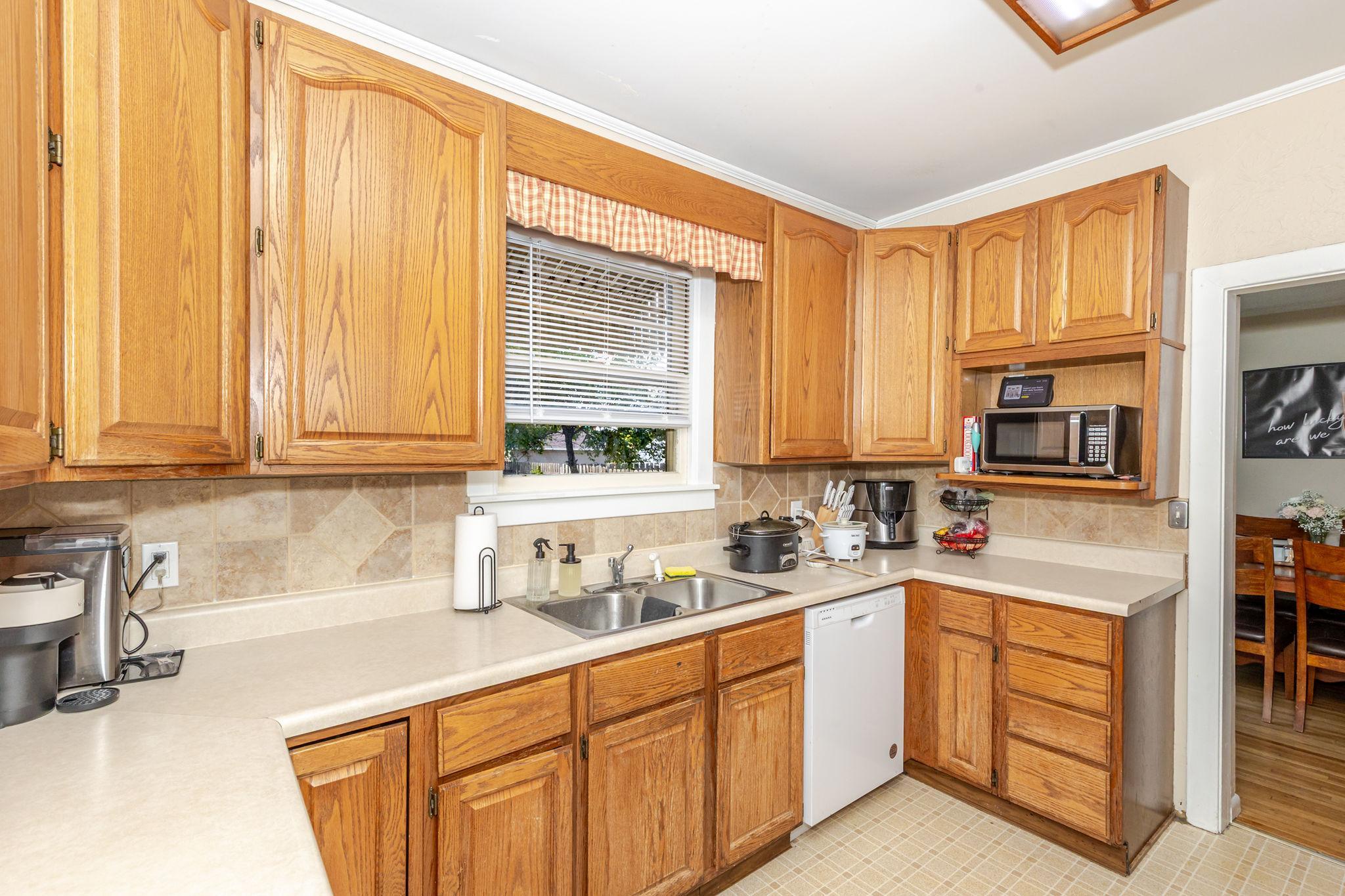1946 single family home for sale at 1638 9th Street N in Fargo, ND — 5 bed, 2 bath (photo 8 of 41)
