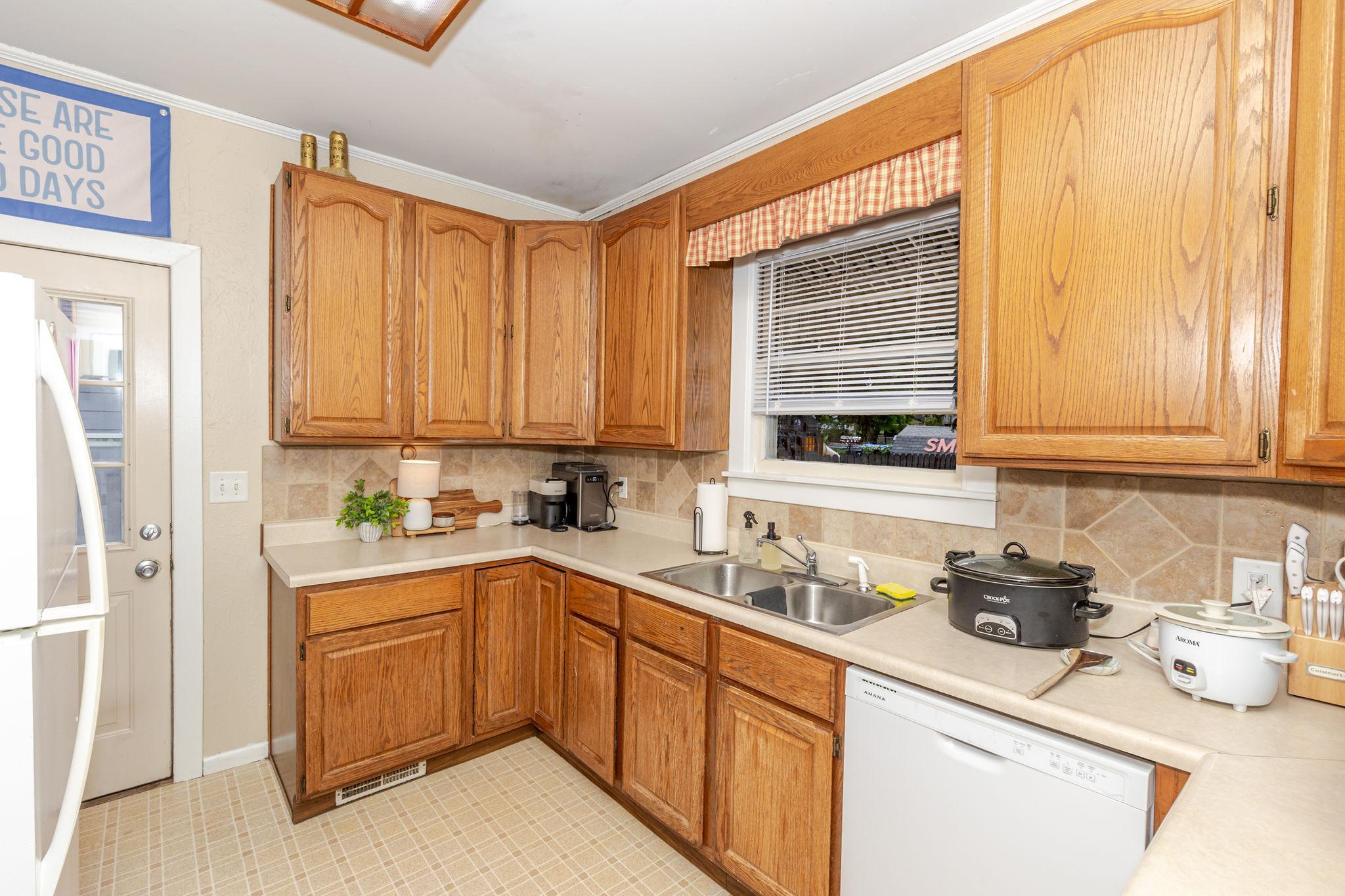 1946 single family home for sale at 1638 9th Street N in Fargo, ND — 5 bed, 2 bath (photo 9 of 41)