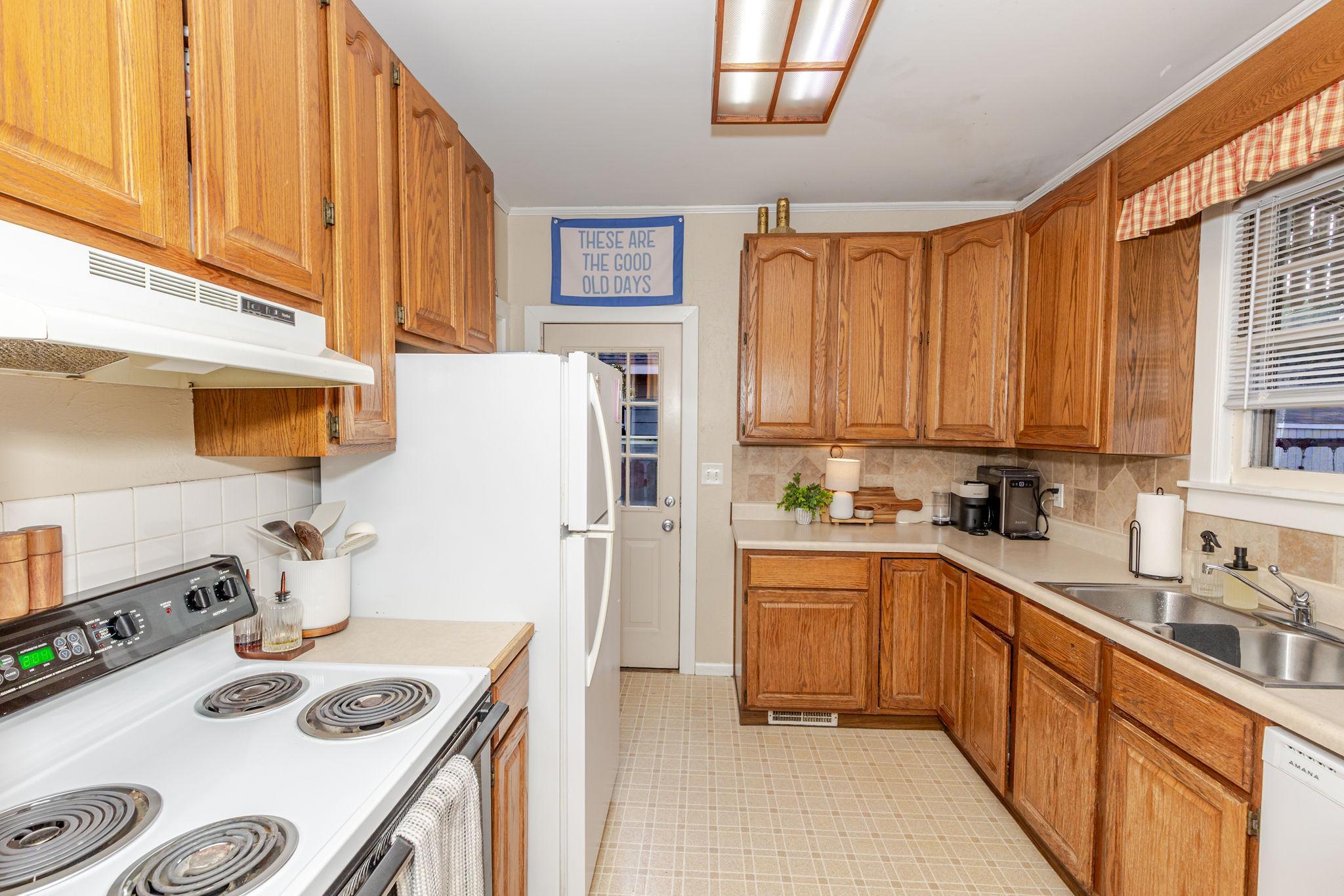 1946 single family home for sale at 1638 9th Street N in Fargo, ND — 5 bed, 2 bath (photo 10 of 41)