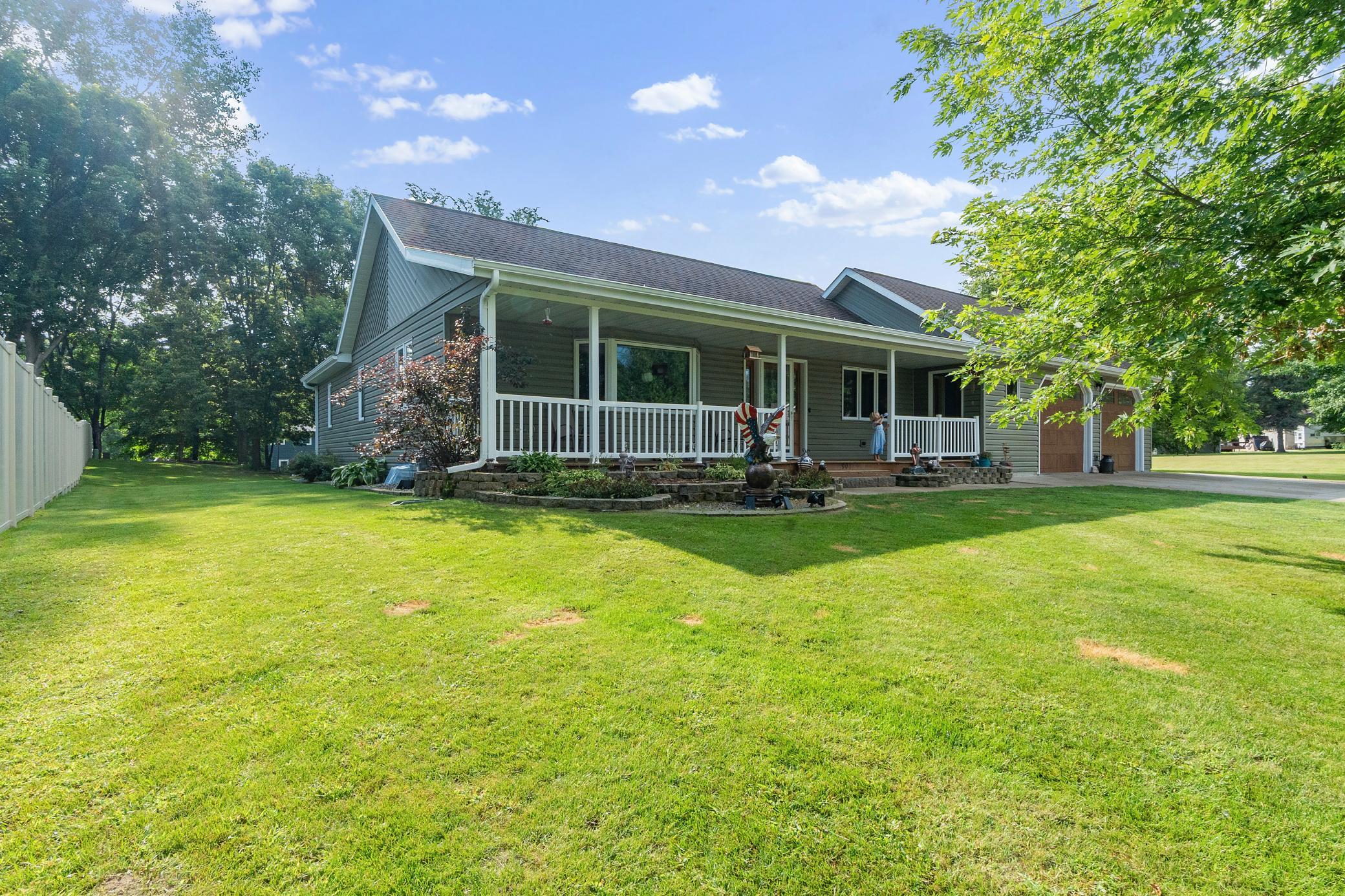 1996 single family home for sale at 901 Geneva Drive in Alexandria, MN — 4 bed, 3 bath (photo 2 of 67)