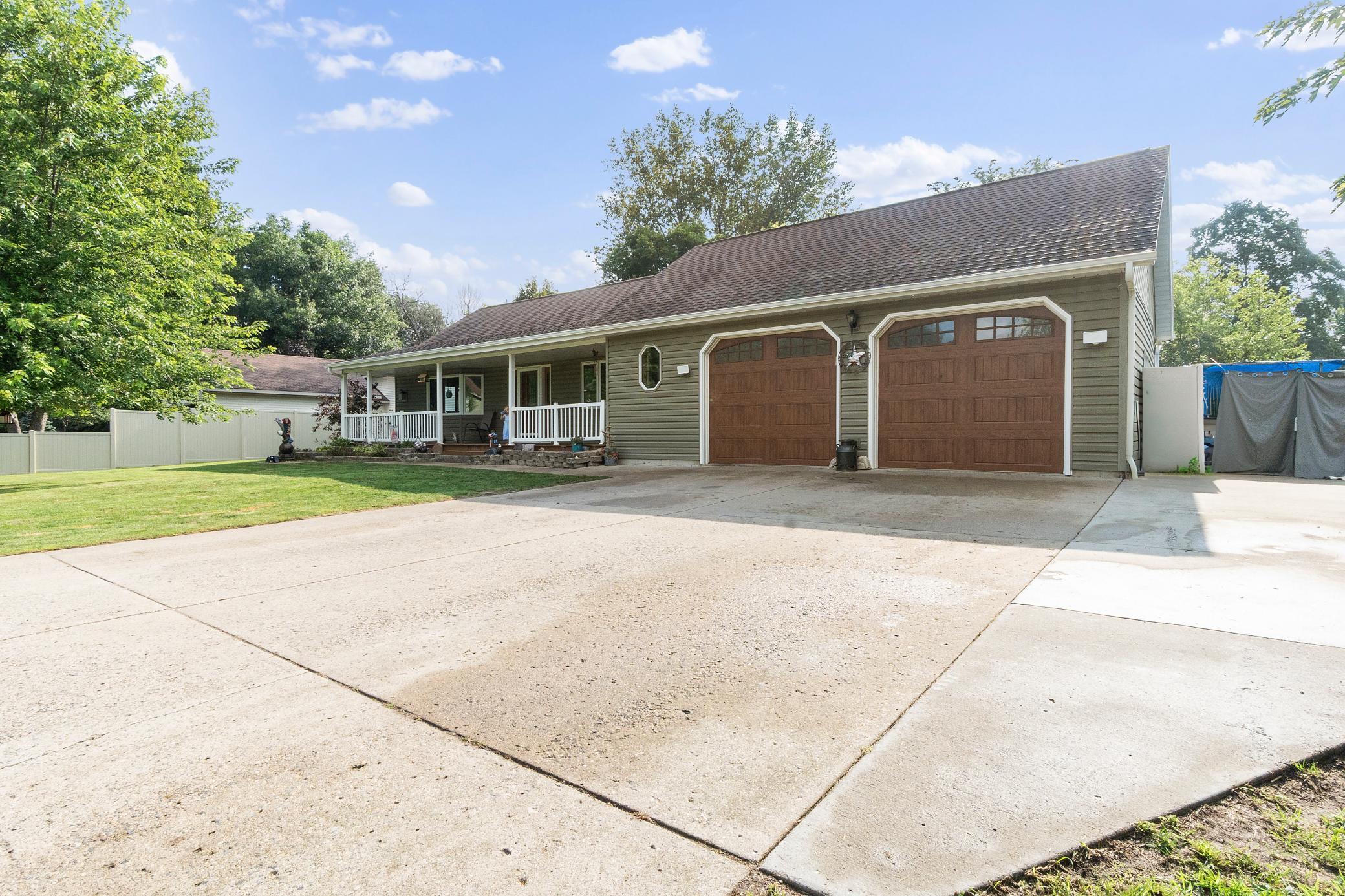 1996 single family home for sale at 901 Geneva Drive in Alexandria, MN — 4 bed, 3 bath (photo 3 of 67)
