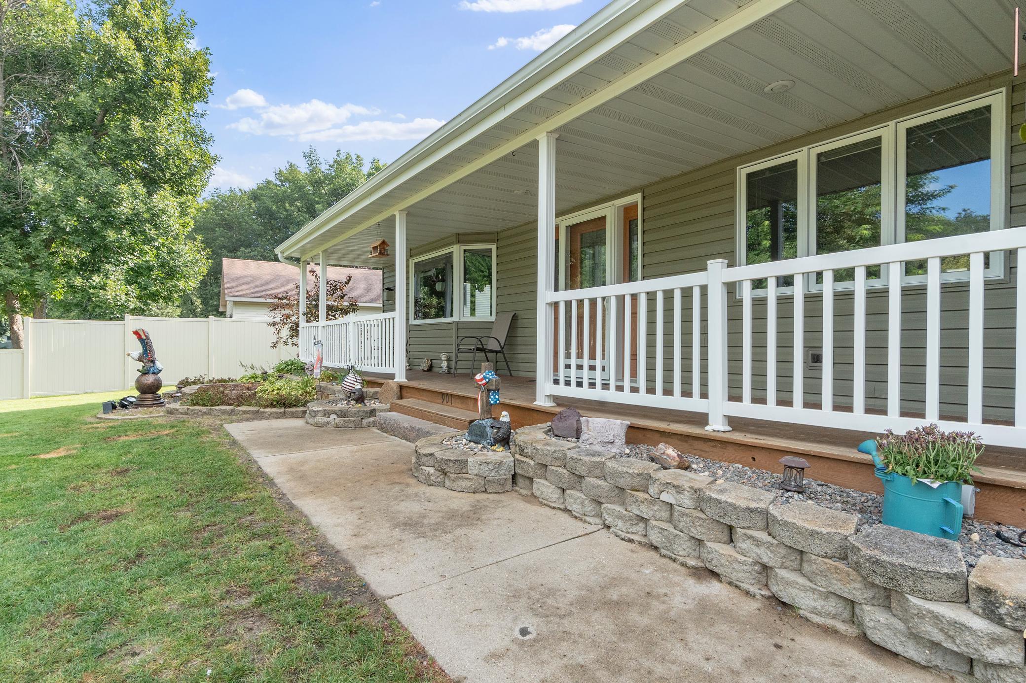 1996 single family home for sale at 901 Geneva Drive in Alexandria, MN — 4 bed, 3 bath (photo 4 of 67)