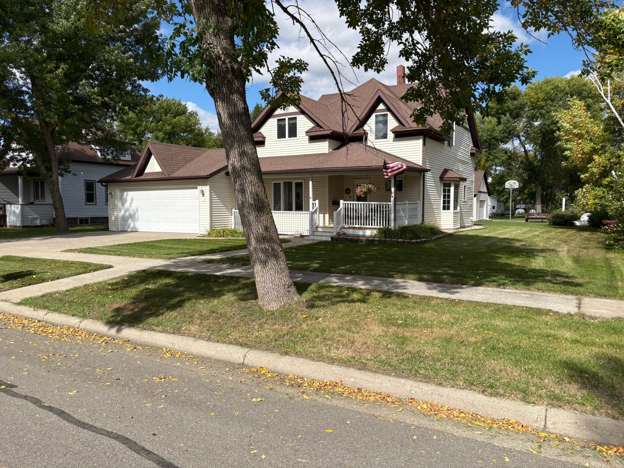 1914 single family home for sale at 116 3rd Street E in Halstad, MN — 3 bed, 2 bath (photo 2 of 41)