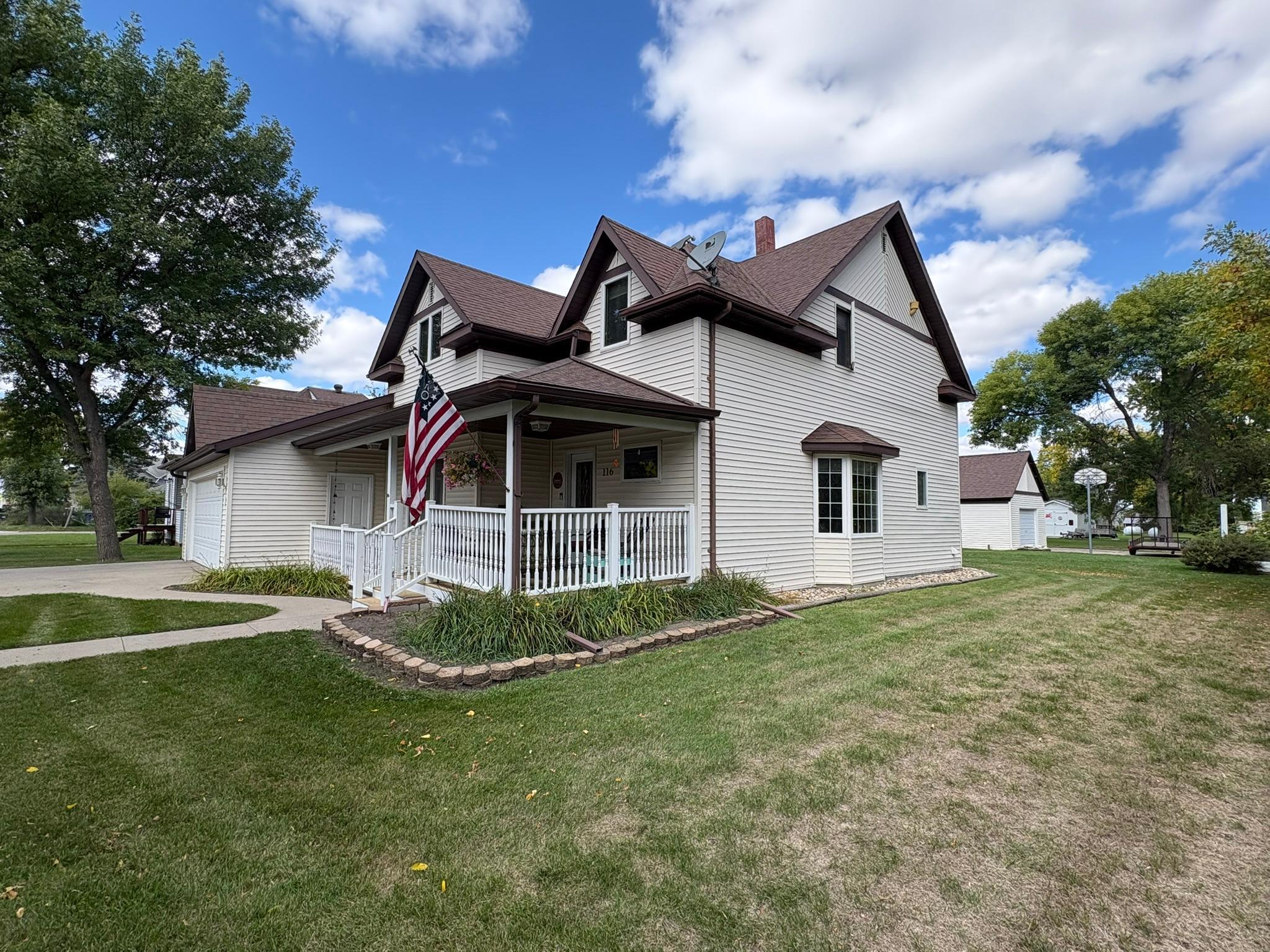 1914 single family home for sale at 116 3rd Street E in Halstad, MN — 3 bed, 2 bath (photo 3 of 41)