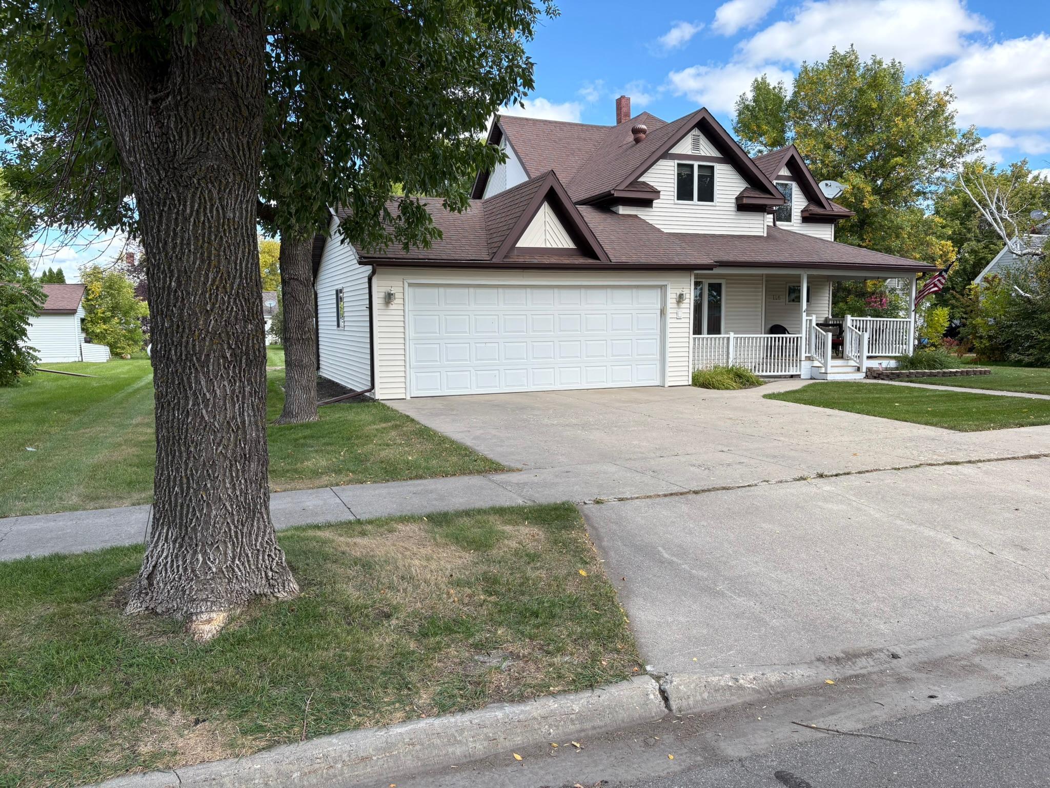 1914 single family home for sale at 116 3rd Street E in Halstad, MN — 3 bed, 2 bath (photo 4 of 41)