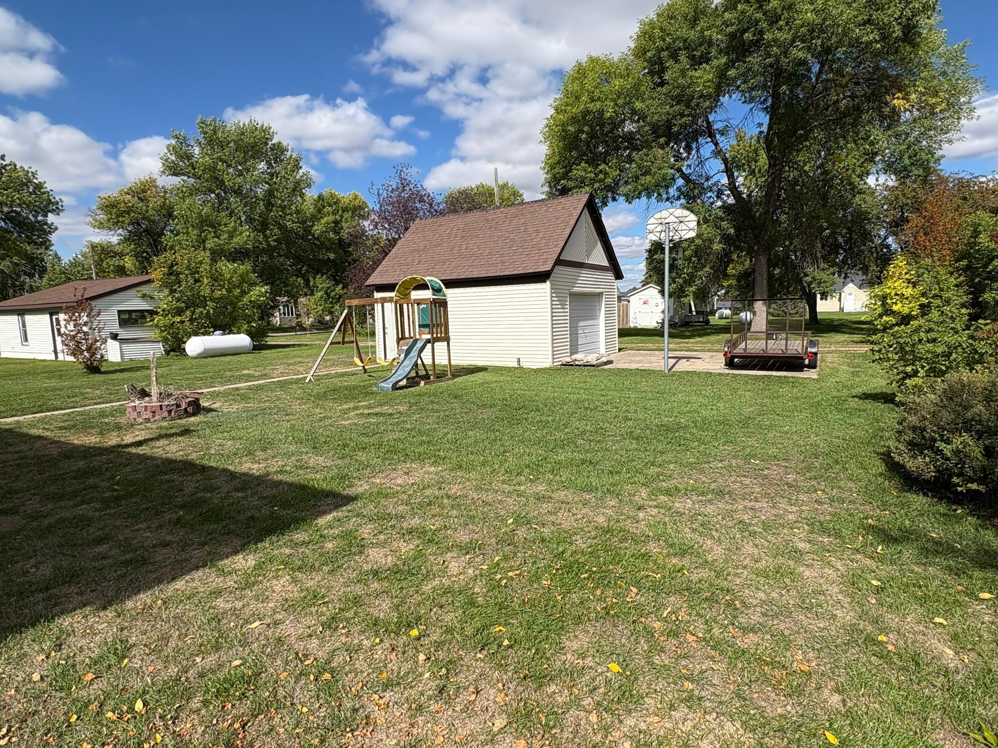 1914 single family home for sale at 116 3rd Street E in Halstad, MN — 3 bed, 2 bath (photo 9 of 41)