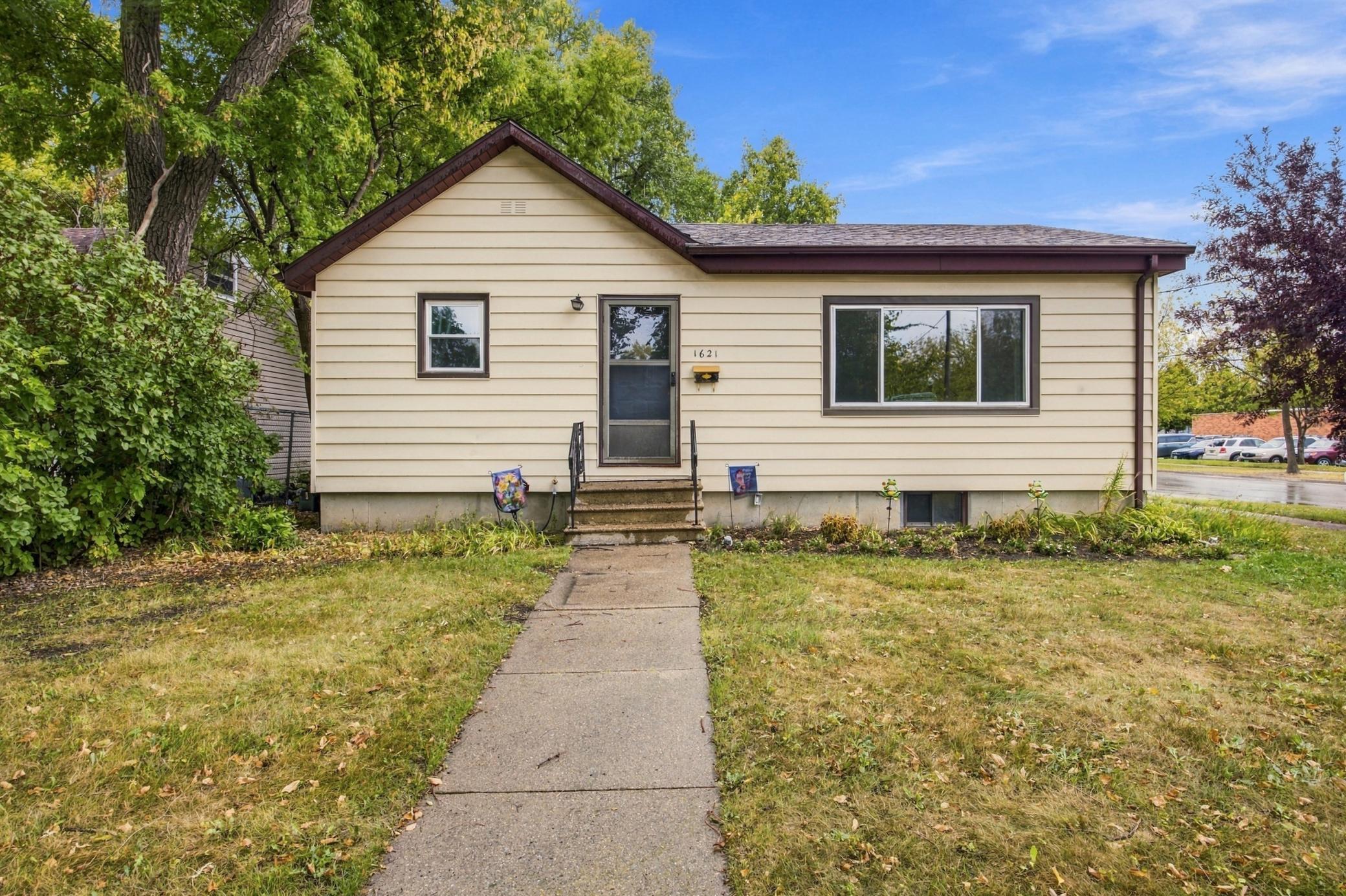 1946 single family home for sale at 1621 12th Avenue S in Fargo, ND — 3 bed, 2 bath (photo 2 of 32)