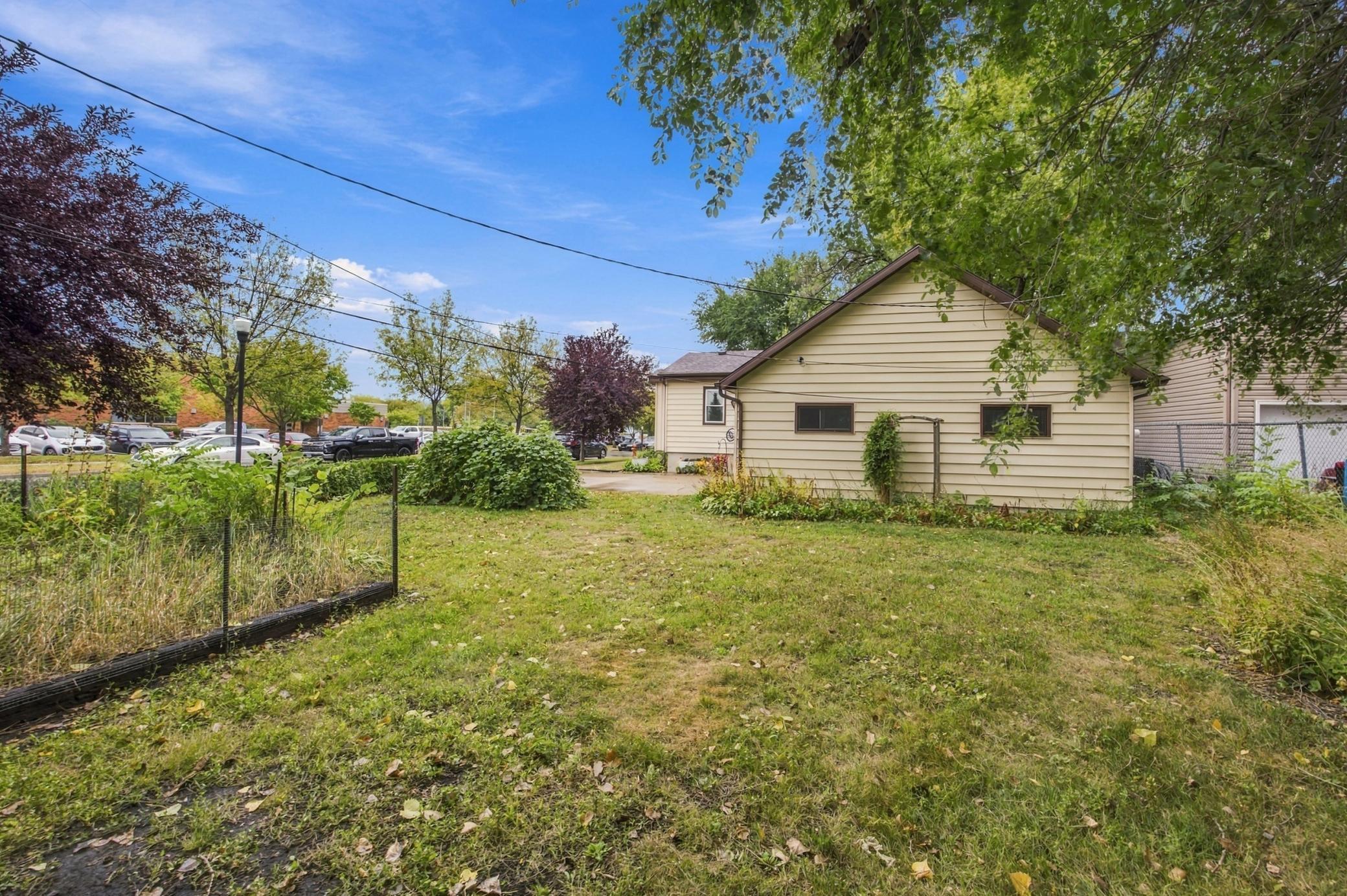 1946 single family home for sale at 1621 12th Avenue S in Fargo, ND — 3 bed, 2 bath (photo 16 of 32)