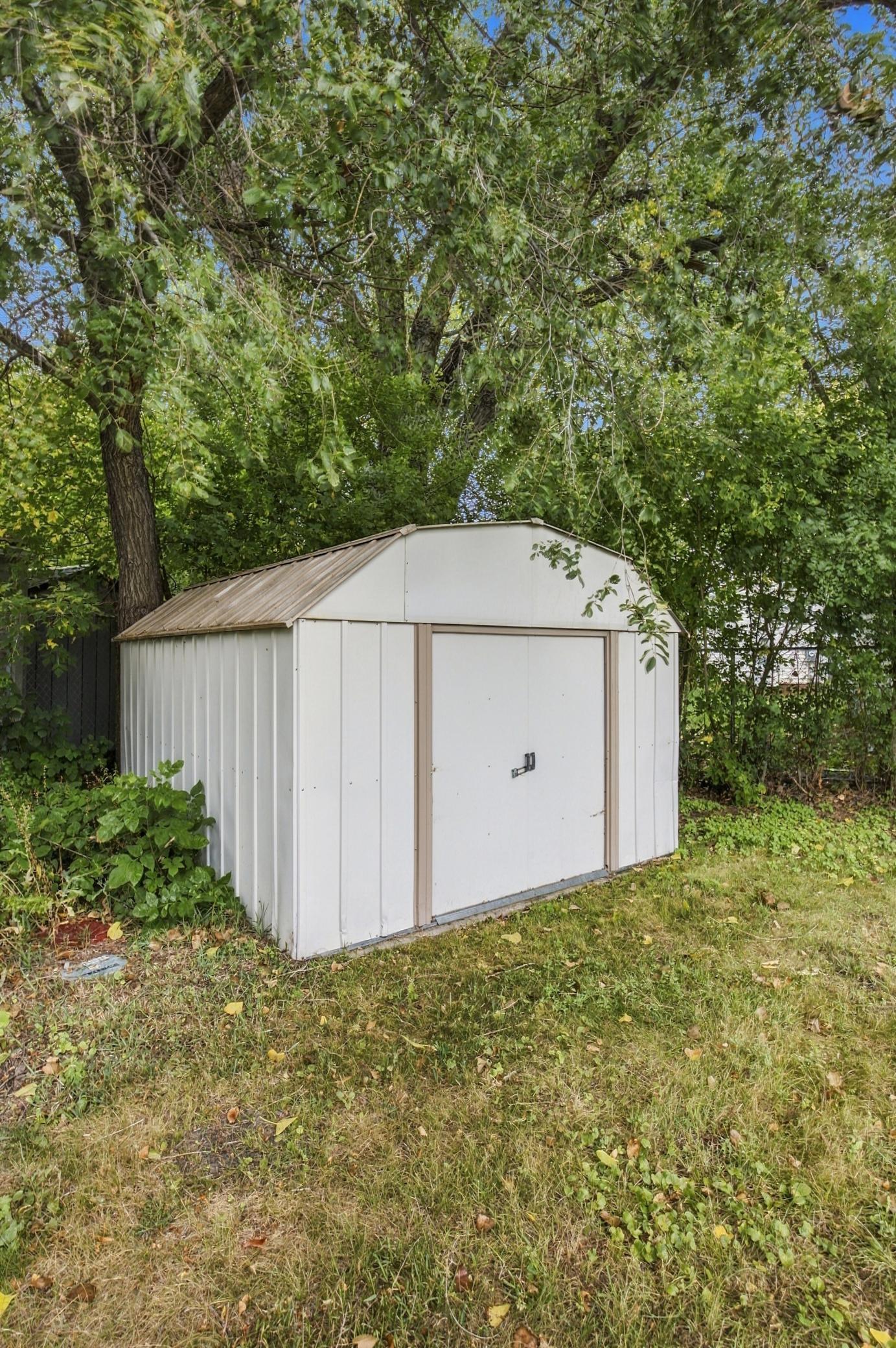 1946 single family home for sale at 1621 12th Avenue S in Fargo, ND — 3 bed, 2 bath (photo 17 of 32)